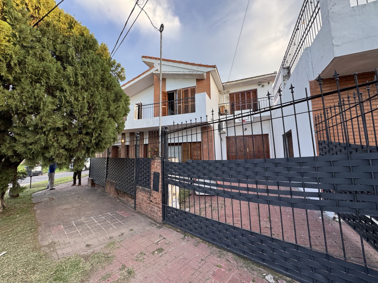 CASA EN VENTA - zona Av. de las Americas y Sarobe