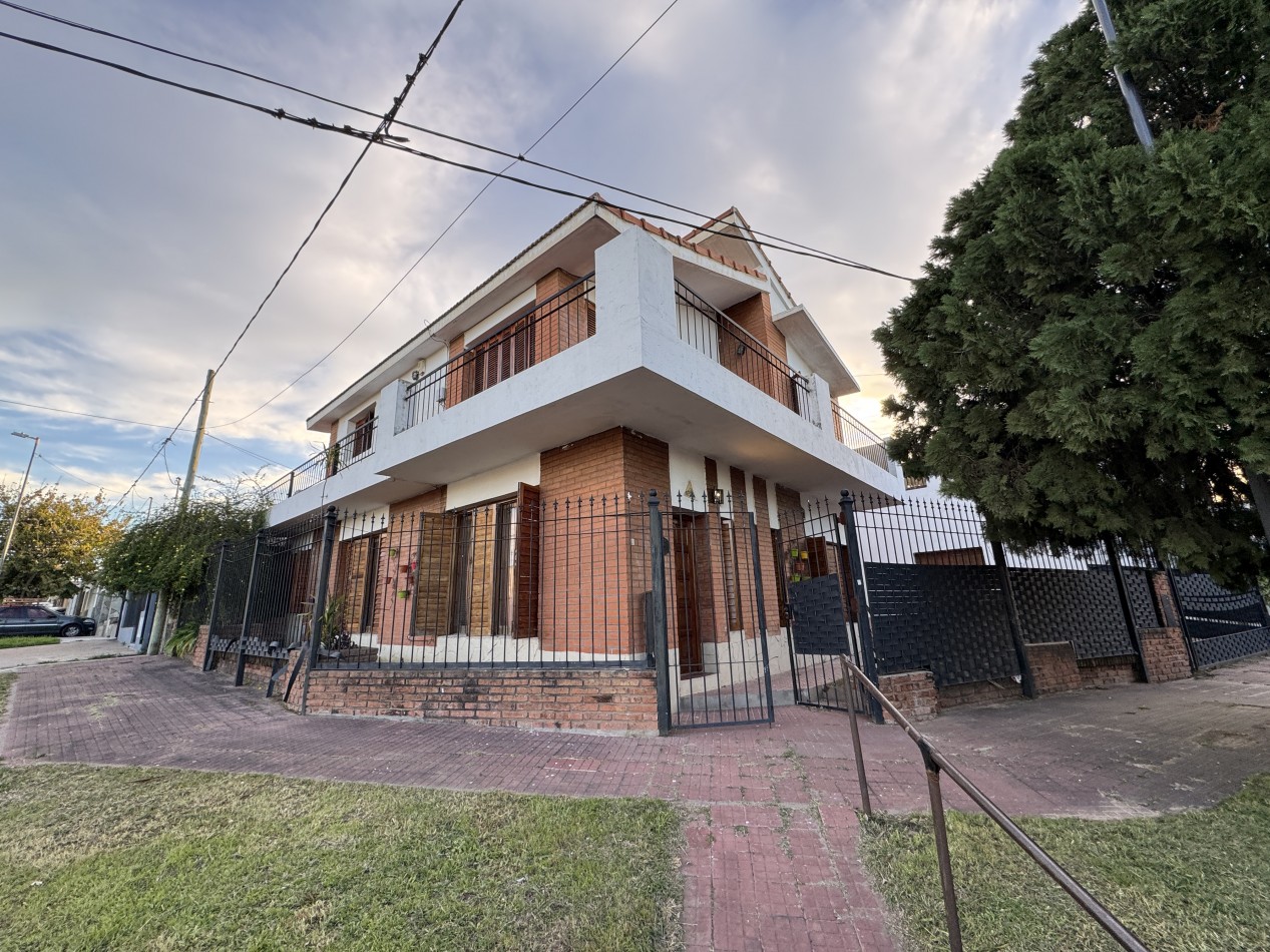 CASA EN VENTA - zona Av. de las Americas y Sarobe