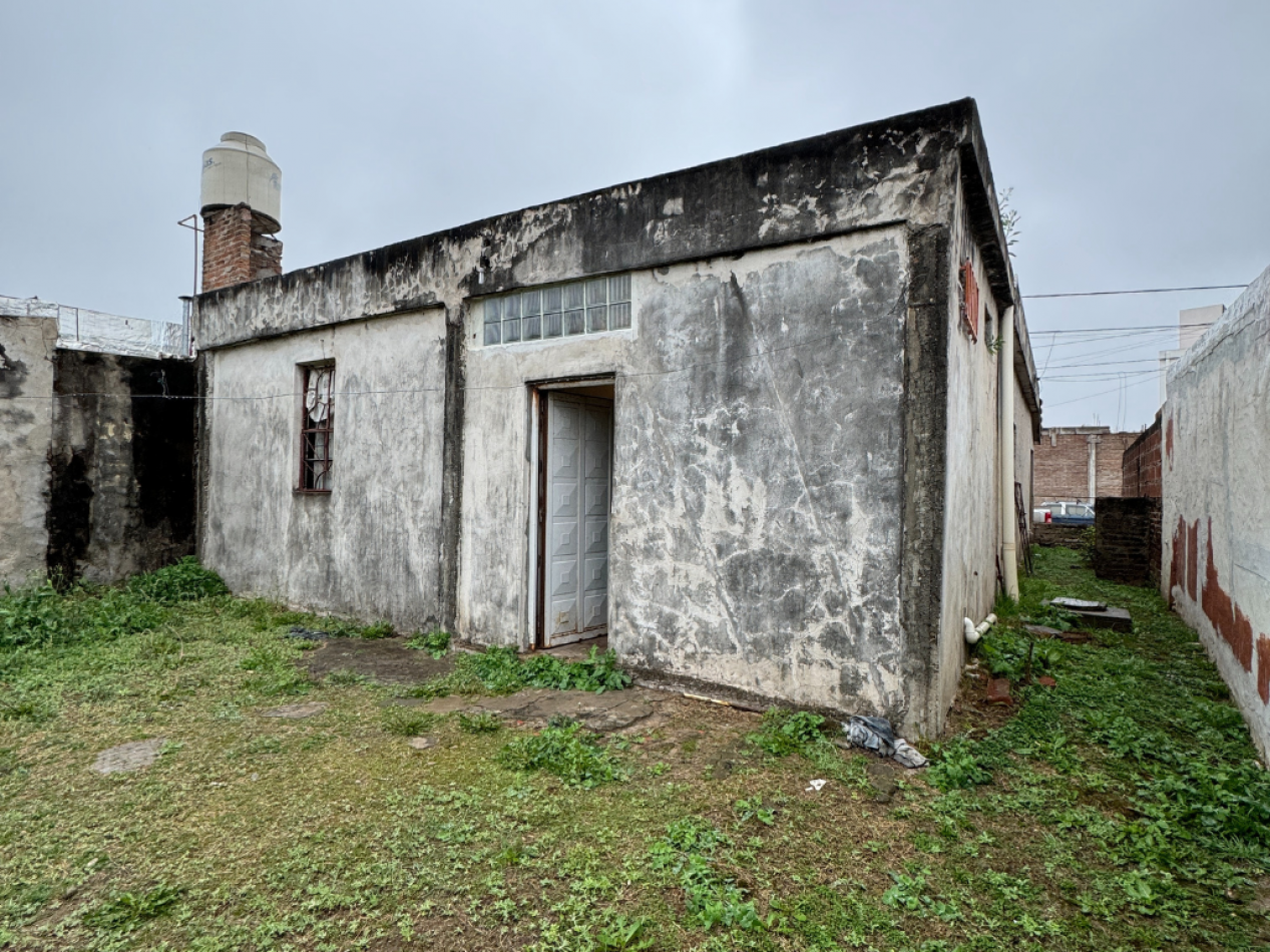 CASA A ACONDICIONAR ZONA AV. DON BOSCO Y RONDEAU