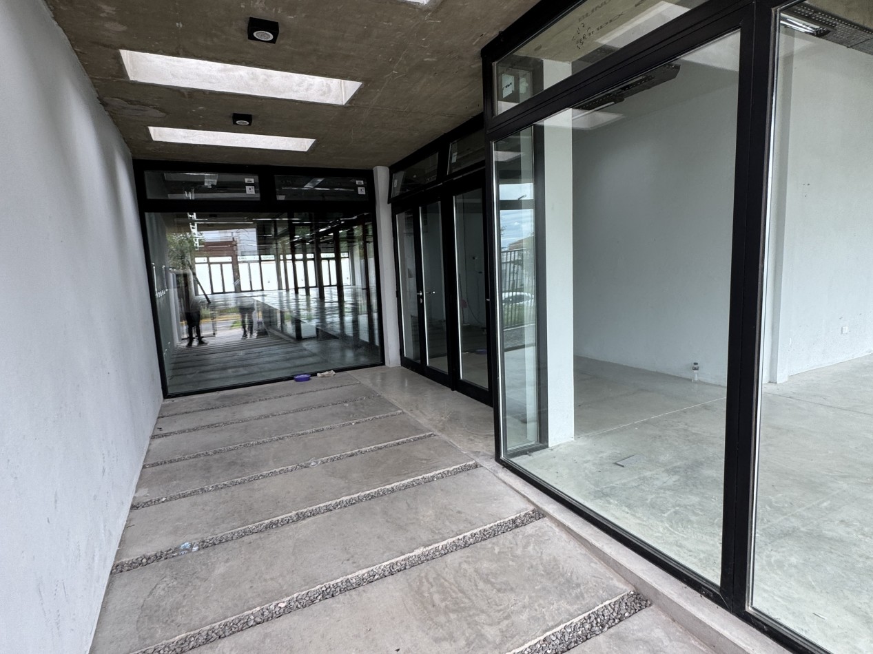 SE ALQUILA GRAN SALON COMERCIAL EN ORO VERDE