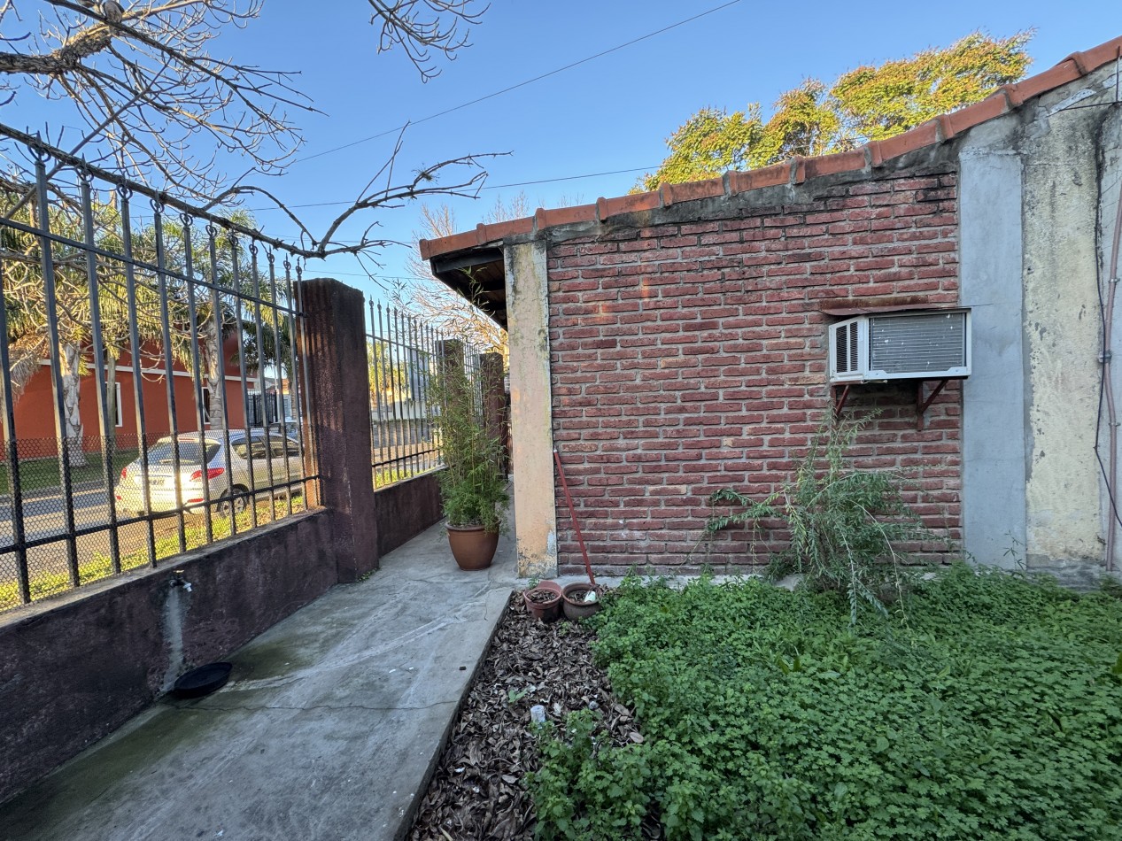 SE VENDE CASA ZONA MIGUEL DAVID Y ARTIGAS