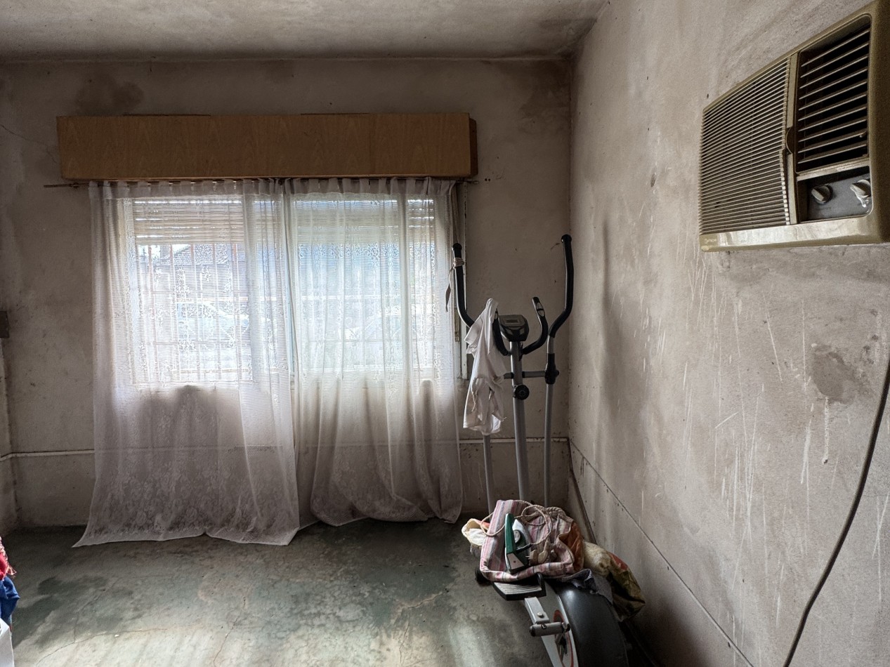 VENTA - CASA A REACONDICIONAR A METROS DE BLAS PARERA