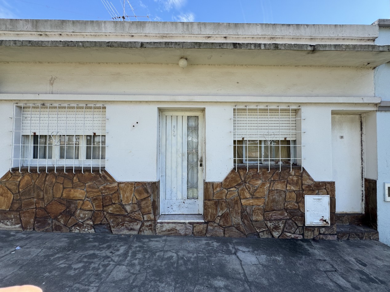 SE VENDE CASA A MEDIA CUADRA DE AV. ALMAFUERTE