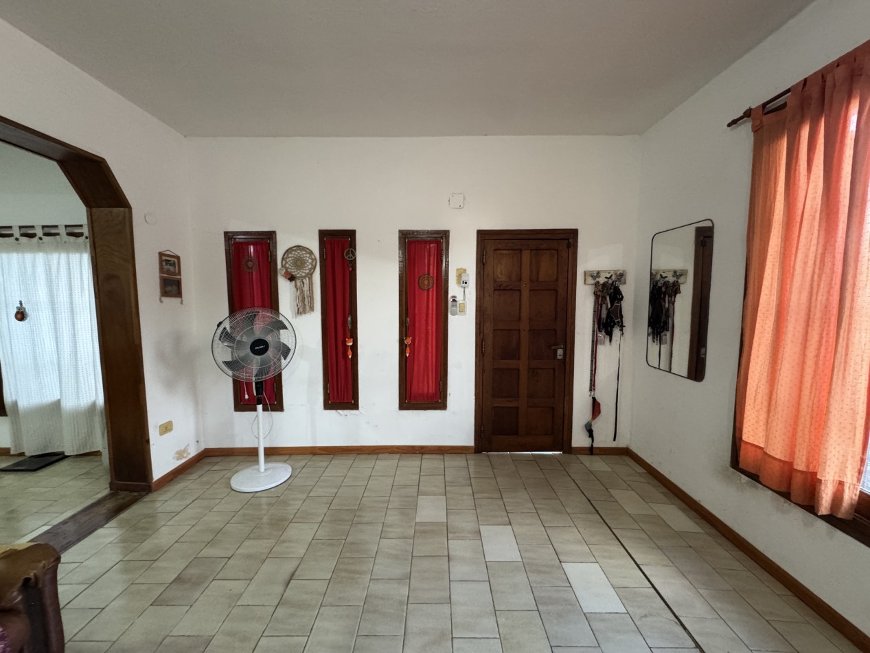 Casa en venta en Parana - Propiedad de dos plantas con ascensor, cochera y terraza