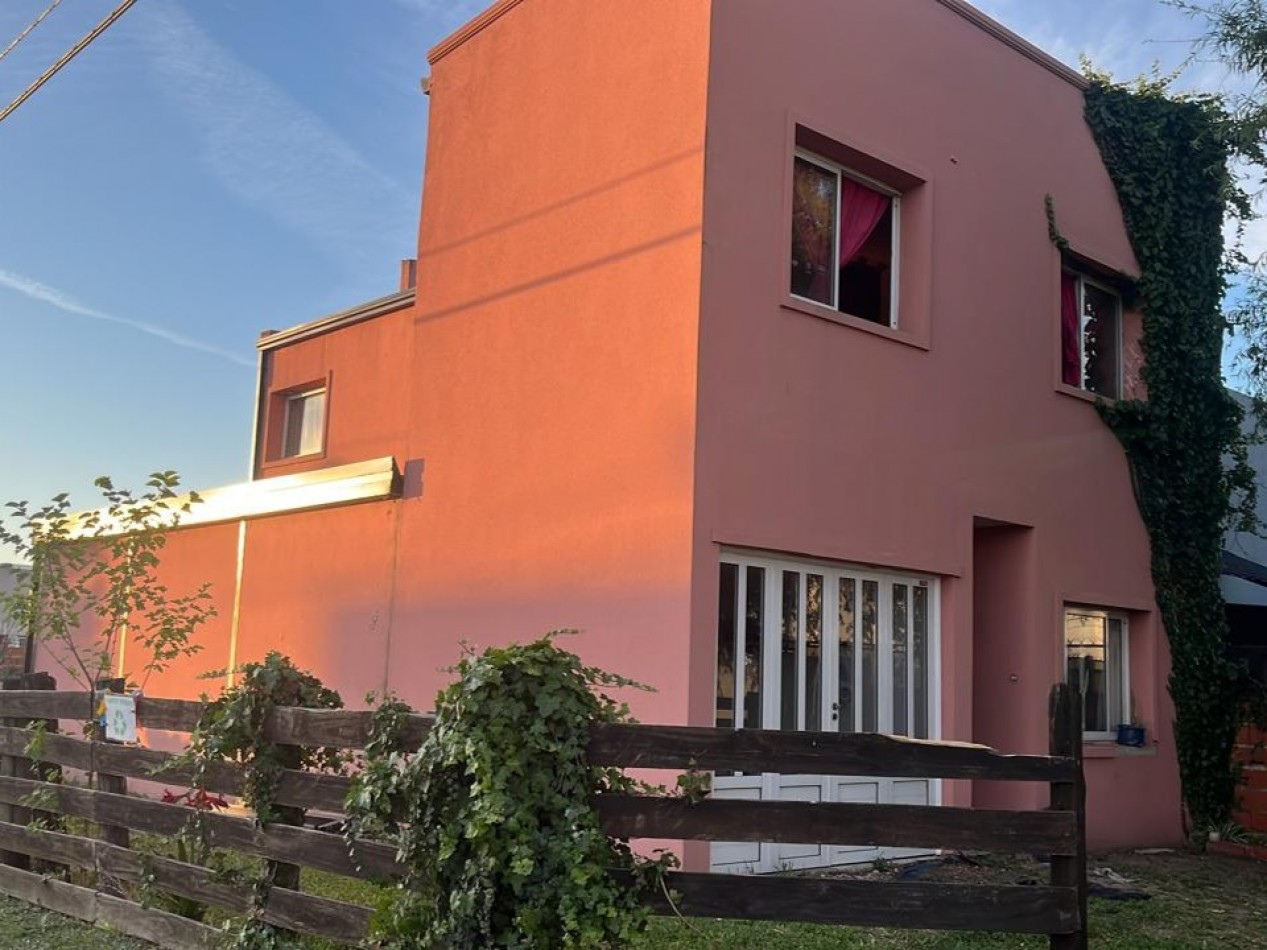 Casa en venta en Solvencia, San Benito - Dos plantas, cochera y patio