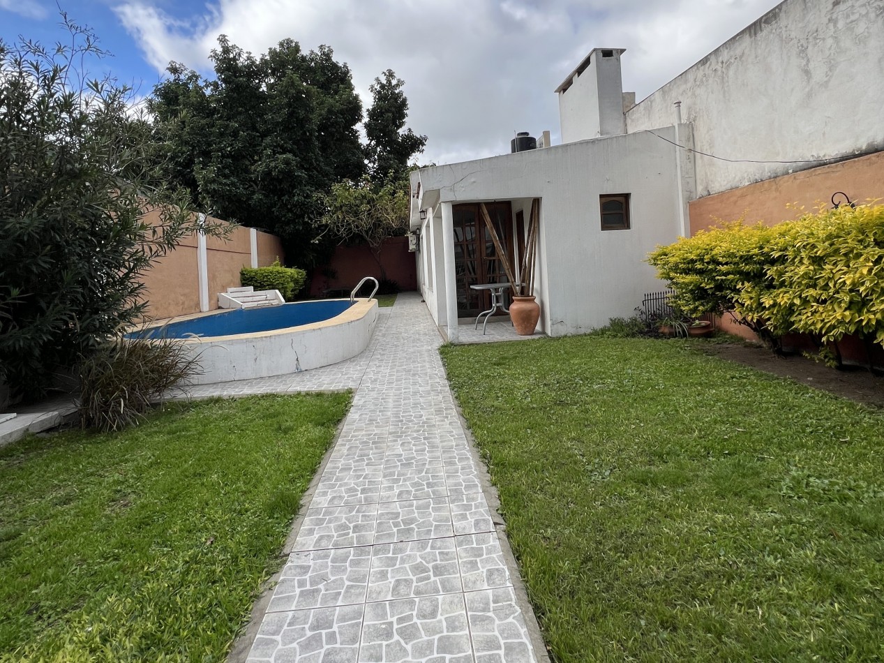 Casa en venta en zona centrica de Parana - Amplio terreno, pileta, quincho y excelente ubicacion