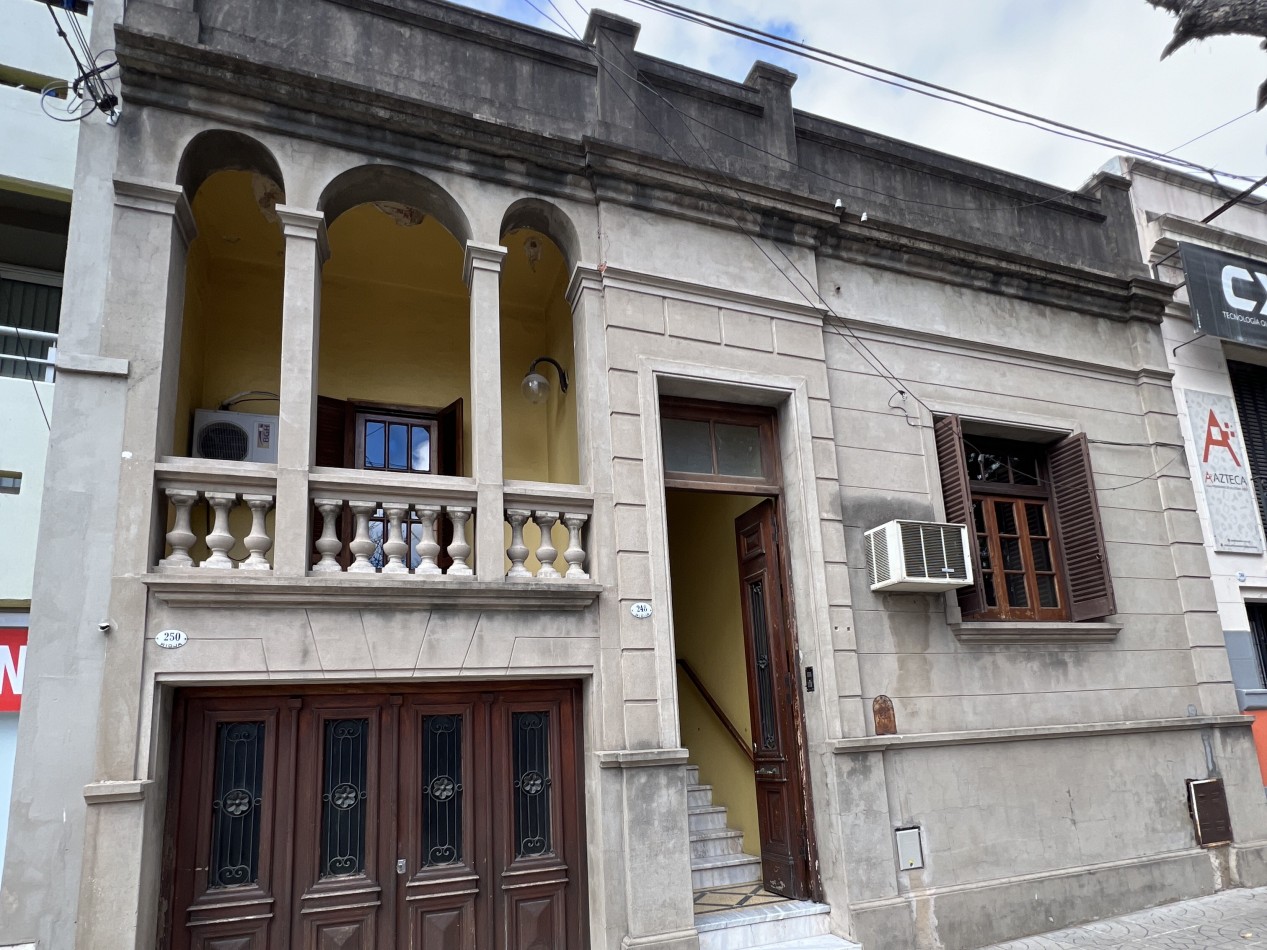 Casa en venta en zona centrica de Parana - Amplio terreno, pileta, quincho y excelente ubicacion