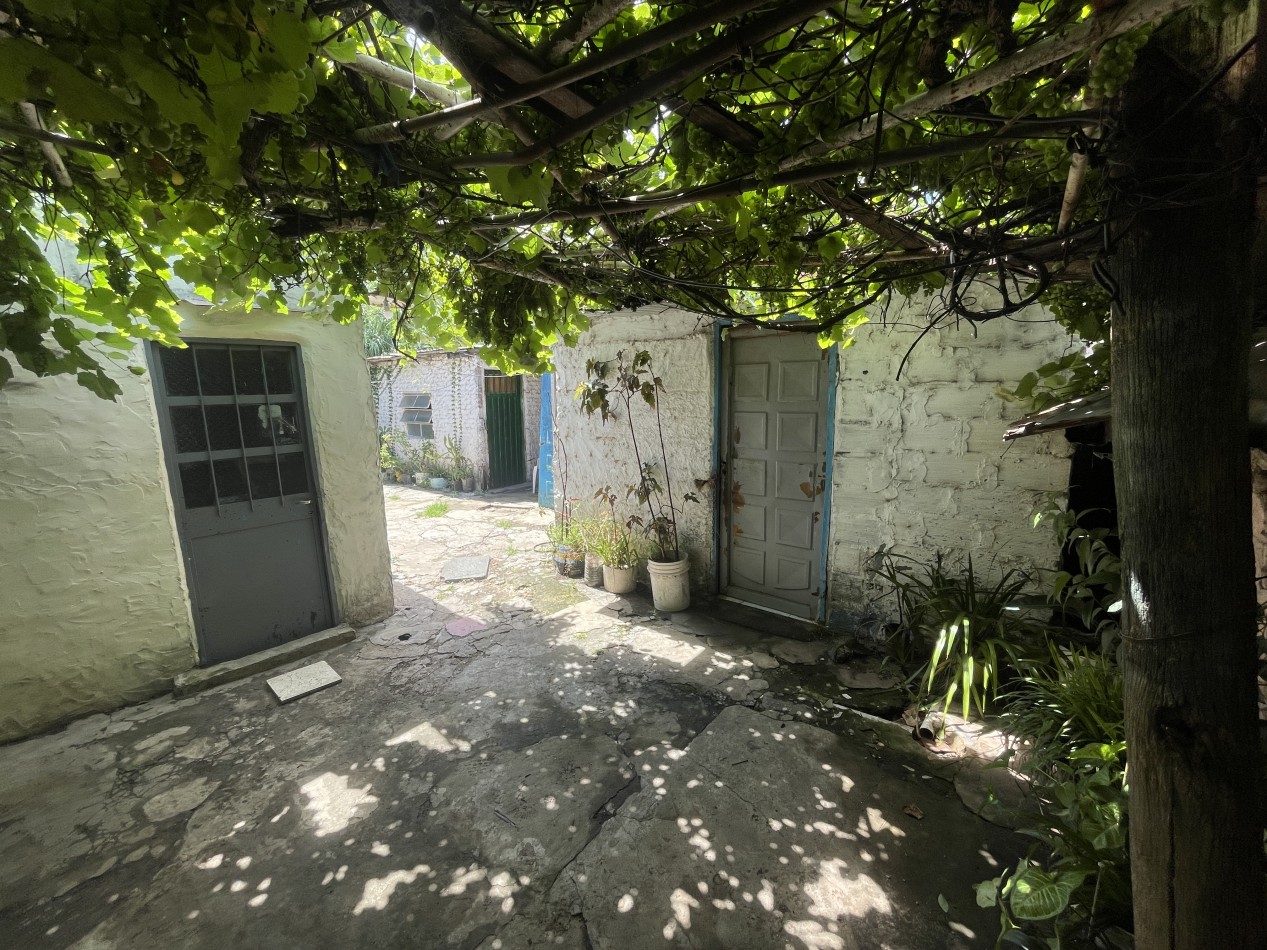 Casa a reciclar con gran terreno y potencial de renta - Zona Brown y Rondeau en Parana