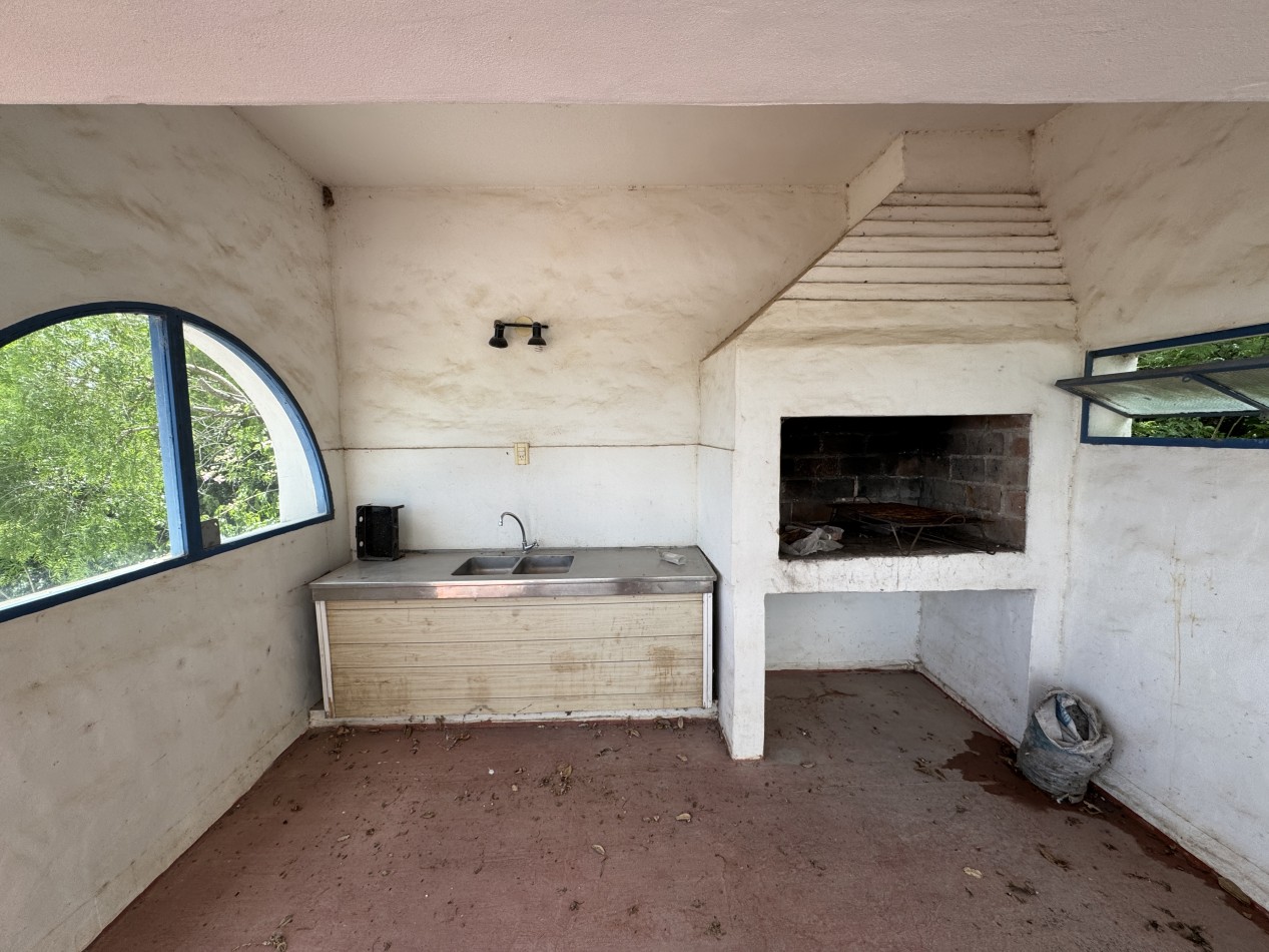 Casa con vista al rio y pileta | A refaccionar | - Frente al camping en Villa Urquiza, Entre Rios