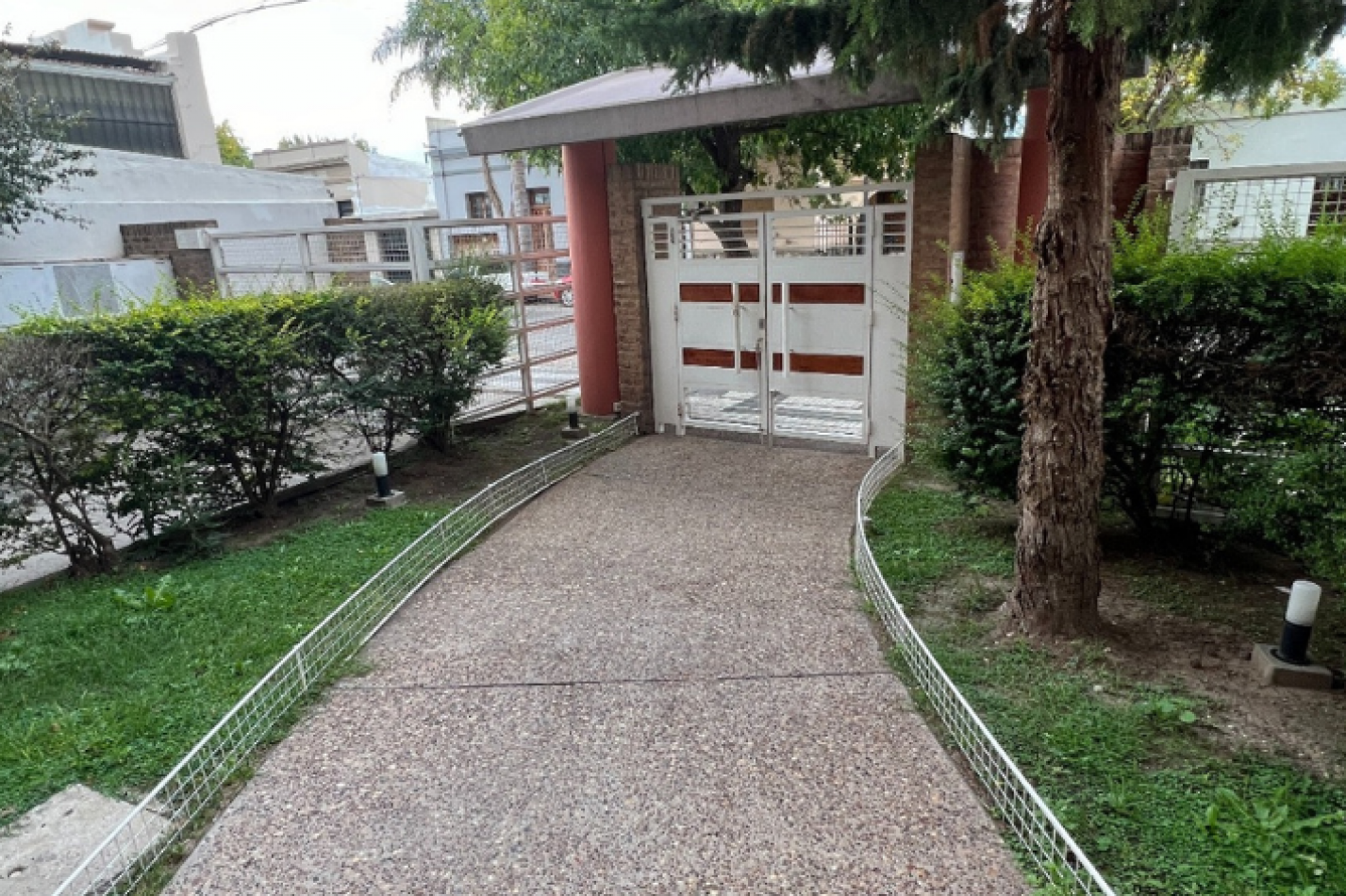 Departamento de 2 dormitorios con cochera y balcon al frente 