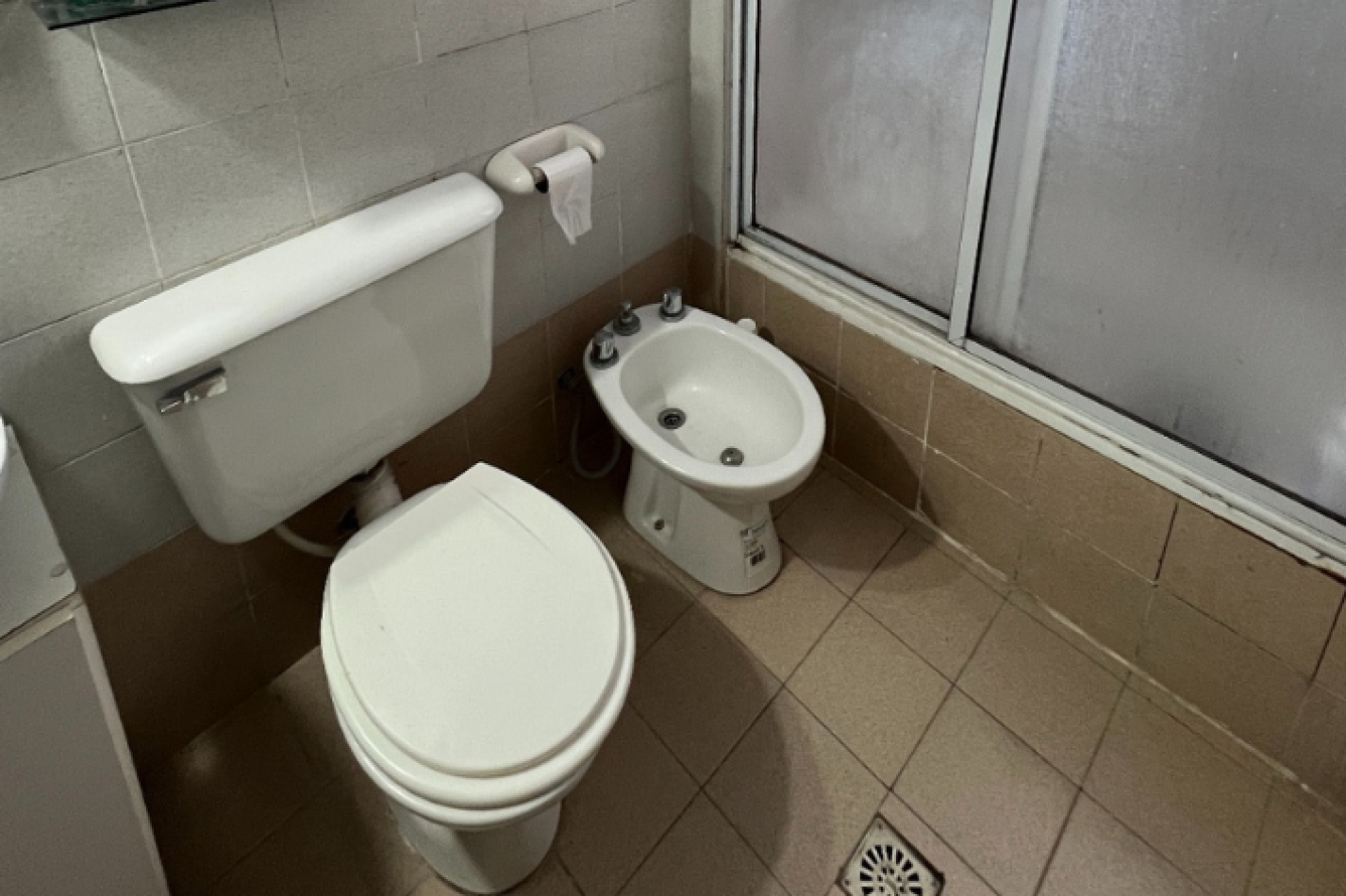 Departamento de 2 dormitorios con cochera y balcon al frente 