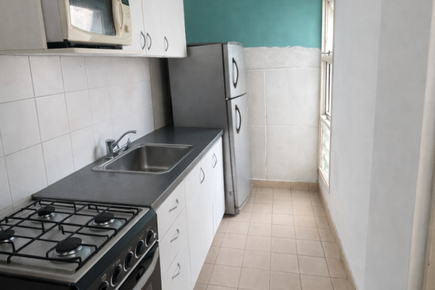 Departamento de 2 dormitorios con cochera y balcon al frente 