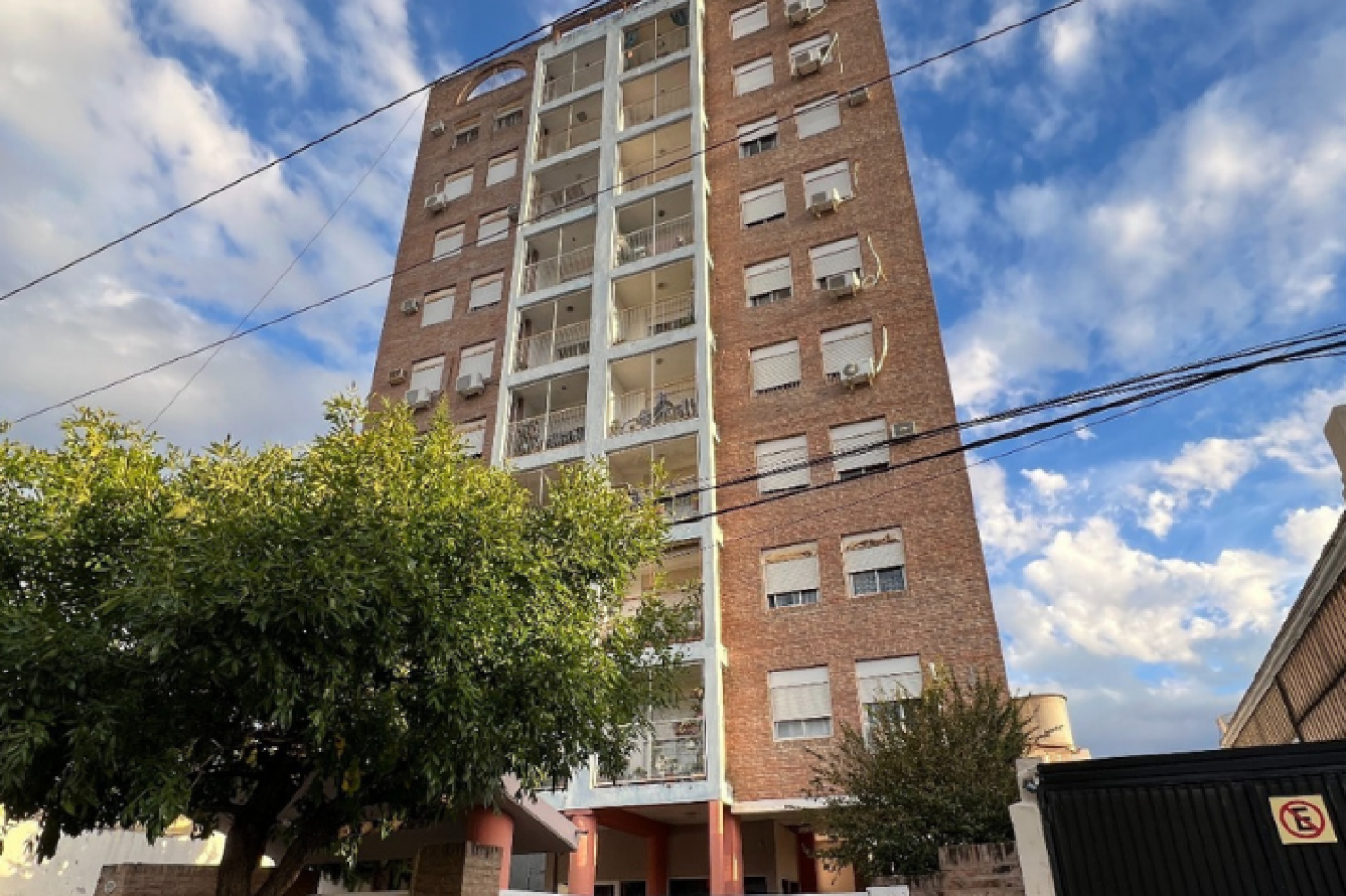 Departamento de 2 dormitorios con cochera y balcon al frente 