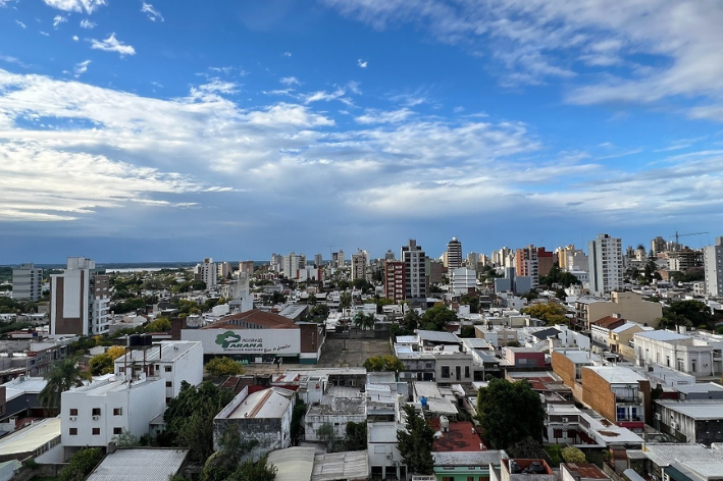 Departamento de 2 dormitorios con cochera y balcon al frente 