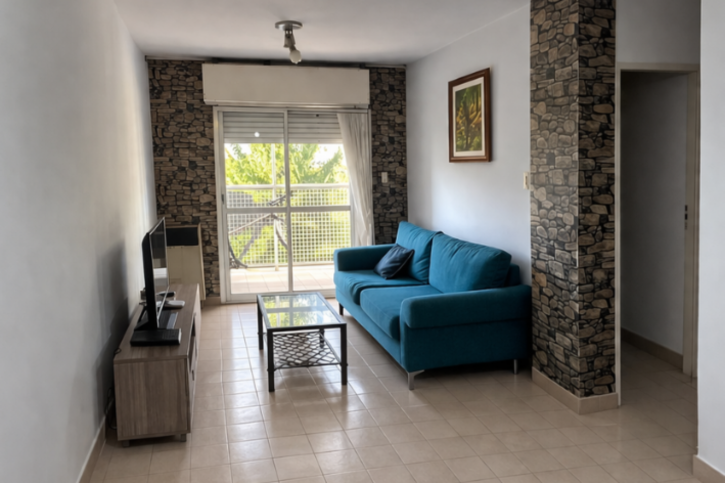 Departamento de 2 dormitorios con cochera y balcon al frente 