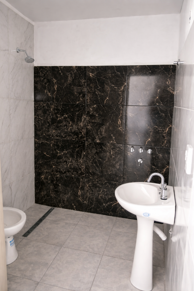 Casa de 2 dormitorios apta credito con patio y cochera - Barrio Solvencia en San Benito