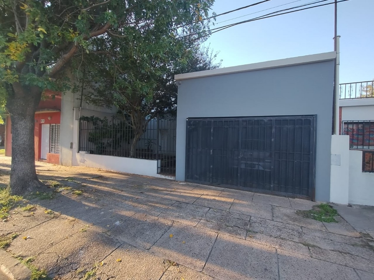 Casa de 2 dormitorios apta credito hipotecario con patio y cochera - Parana