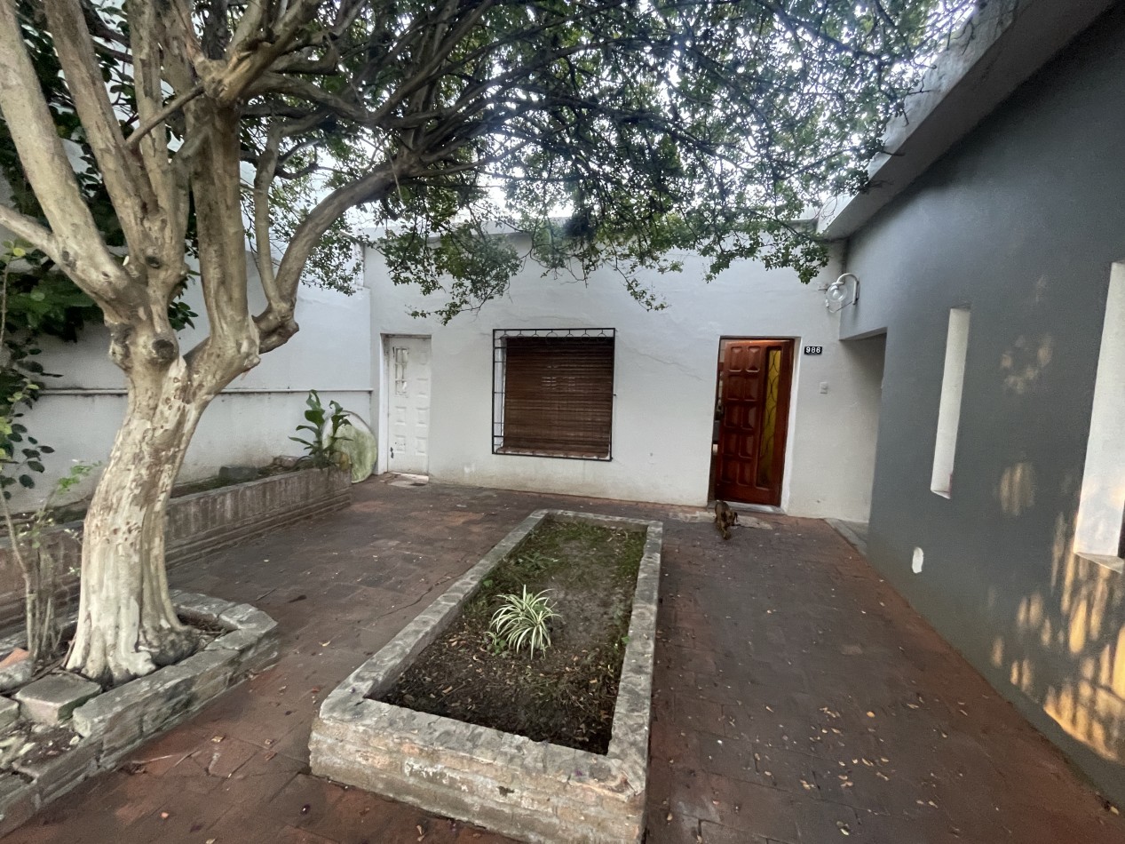 Casa de 2 dormitorios apta credito hipotecario con patio y cochera - Parana