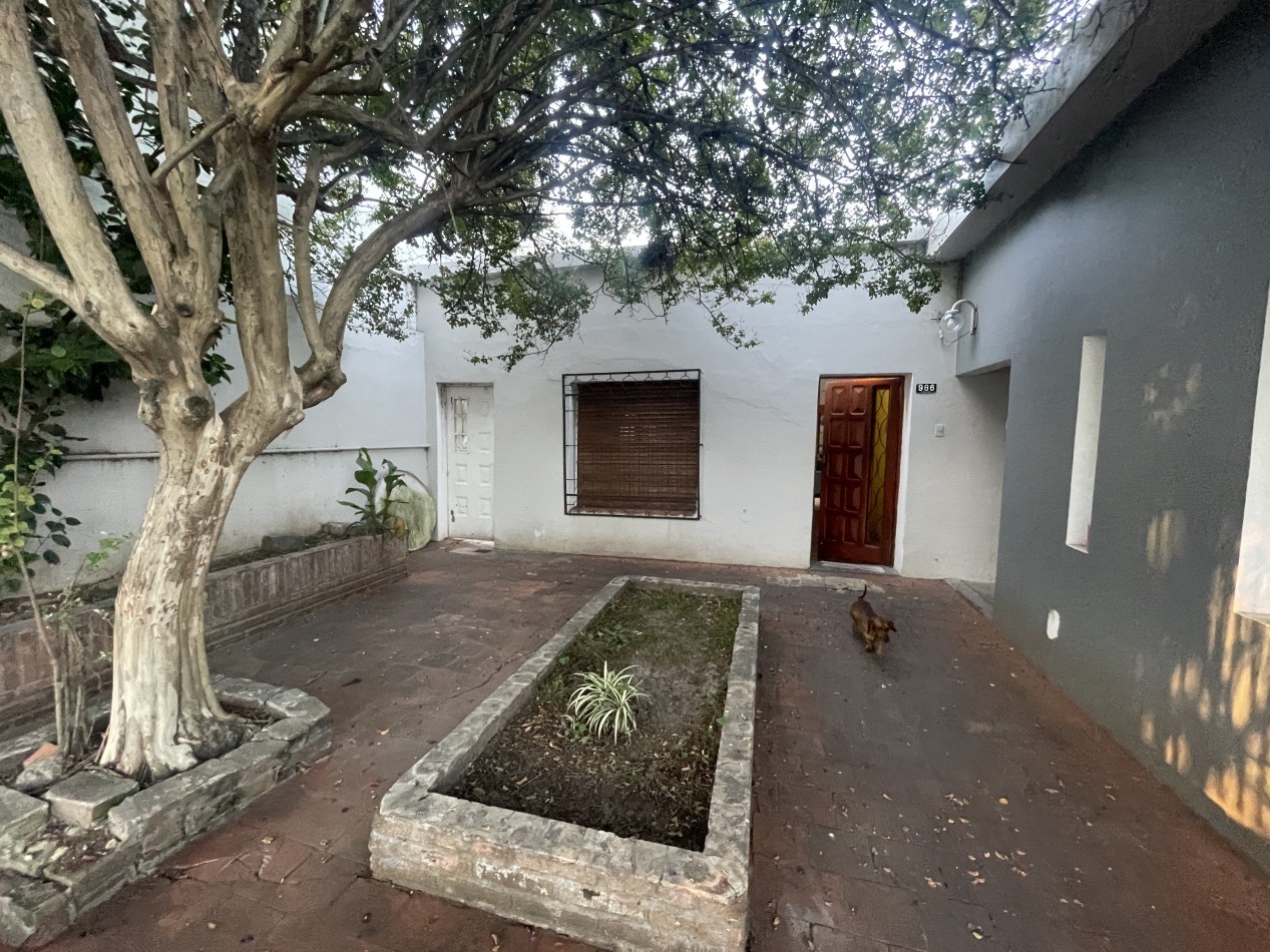 Casa de 2 dormitorios apta credito hipotecario con patio y cochera - Parana