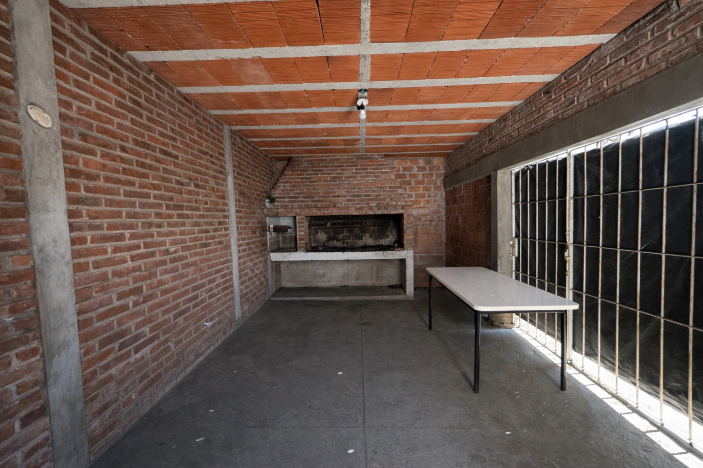 Casa de 2 dormitorios con patio y quincho - A media cuadra de Av. Almafuerte en Parana