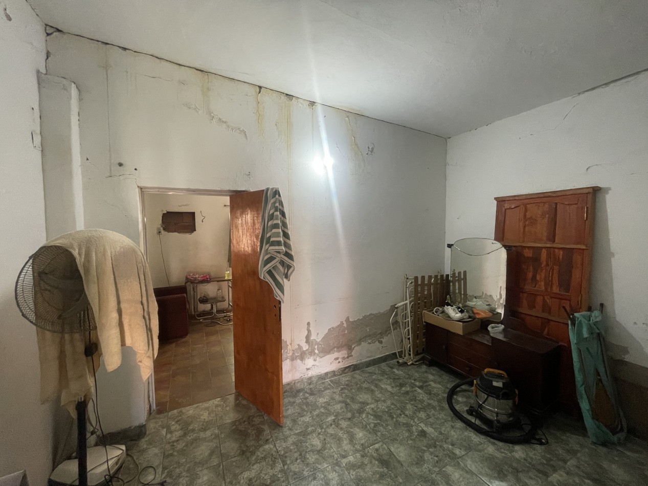 Casa de 2 dormitorios a refaccionar con patio y cochera - San Benito