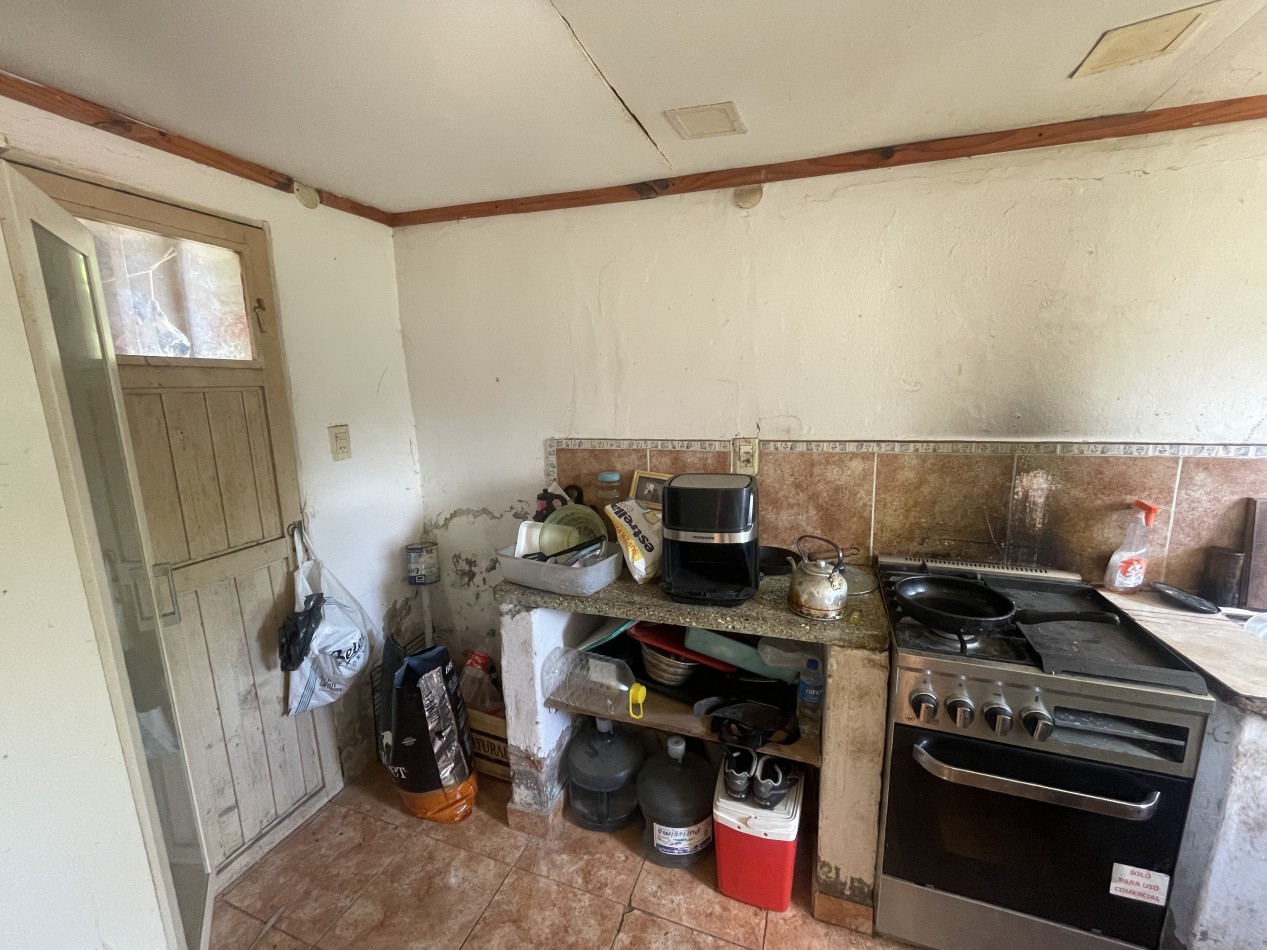 Casa de 2 dormitorios a refaccionar con patio y cochera - San Benito