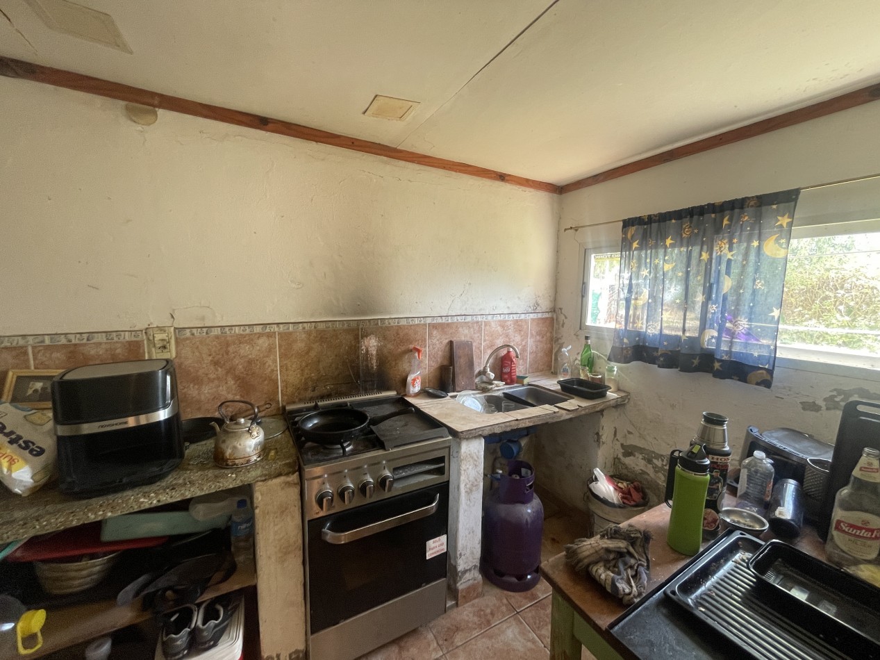 Casa de 2 dormitorios a refaccionar con patio y cochera - San Benito