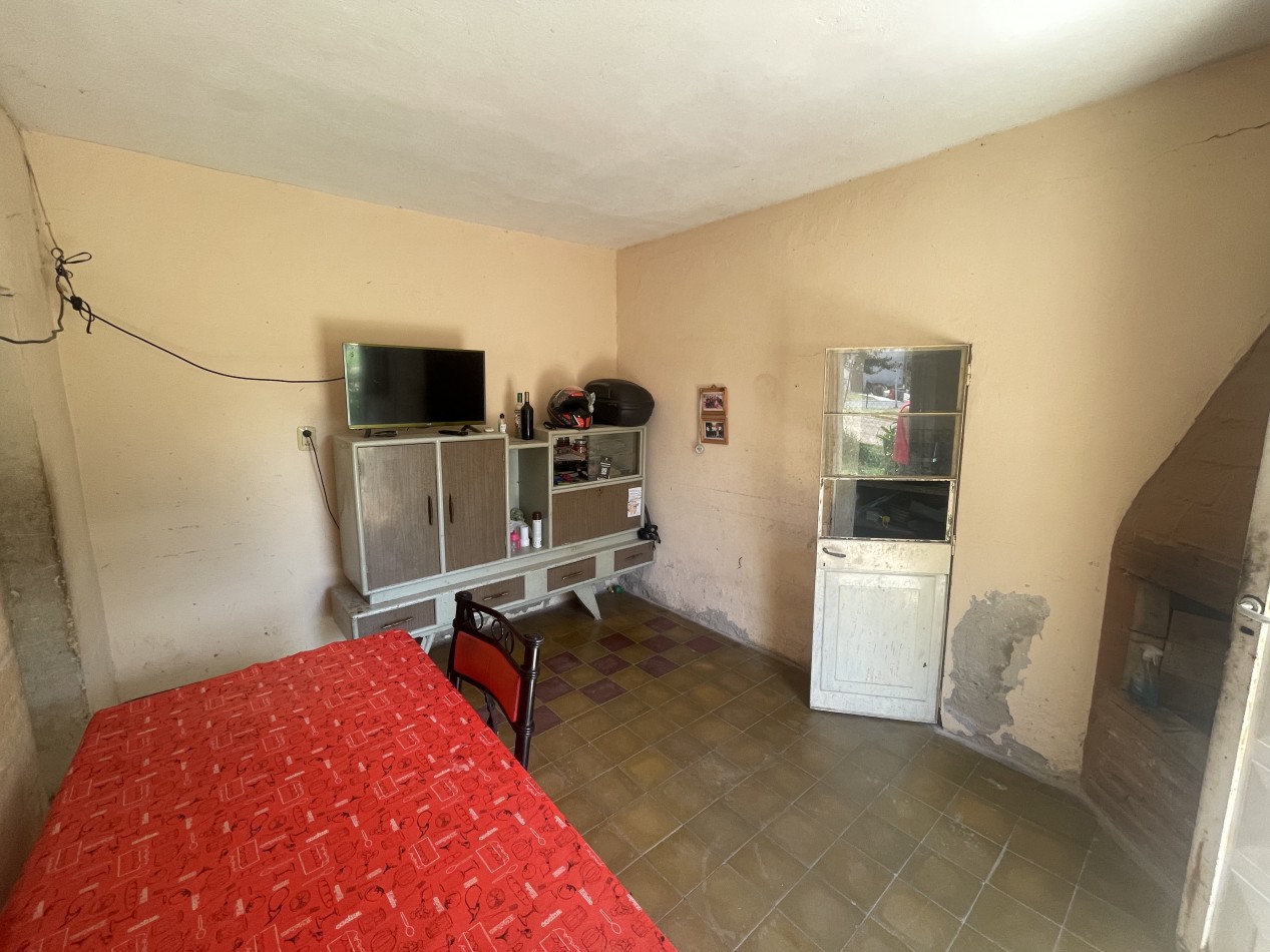 Casa de 2 dormitorios a refaccionar con patio y cochera - San Benito