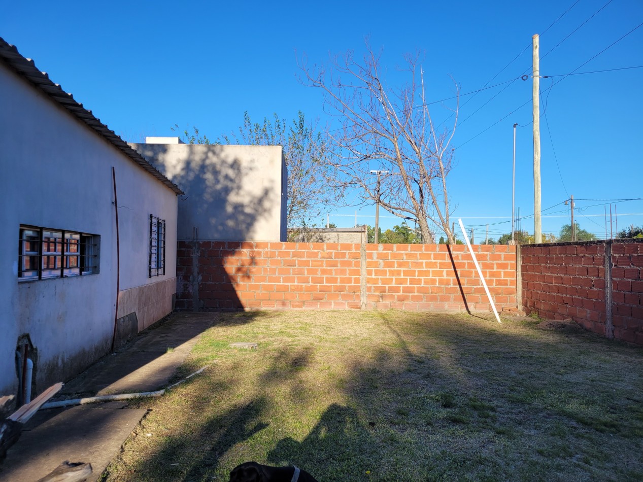 Casa de 2 dormitorios apta credito en esquina - Terreno amplio en Colonia Avellaneda