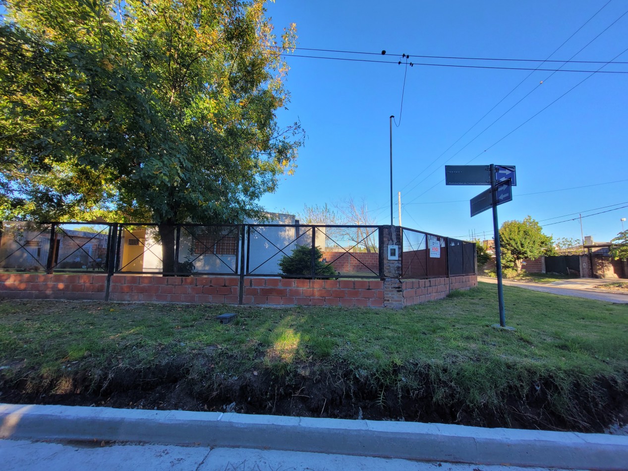 Casa de 2 dormitorios apta credito en esquina - Terreno amplio en Colonia Avellaneda