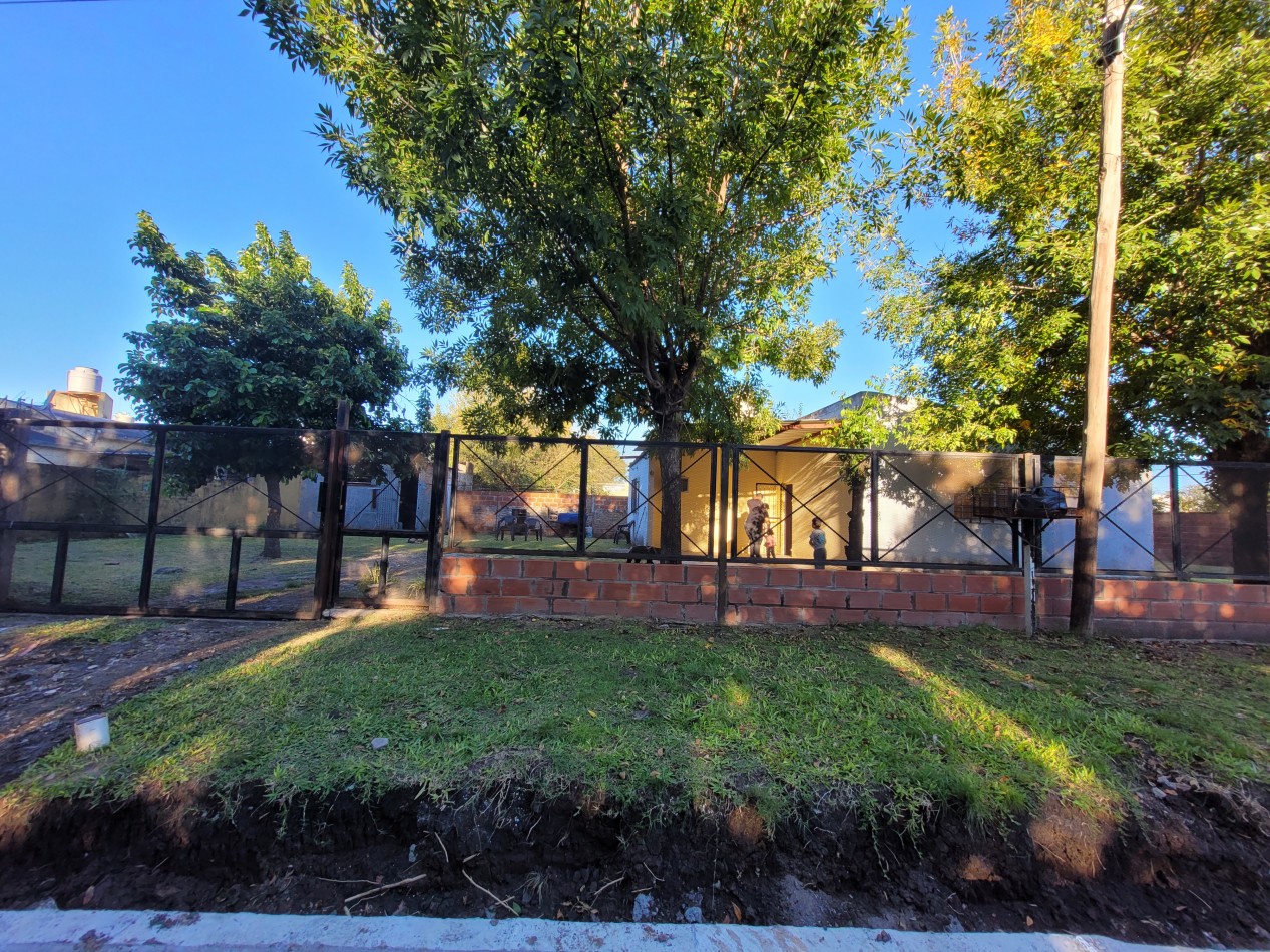 Casa de 2 dormitorios apta credito en esquina - Terreno amplio en Colonia Avellaneda