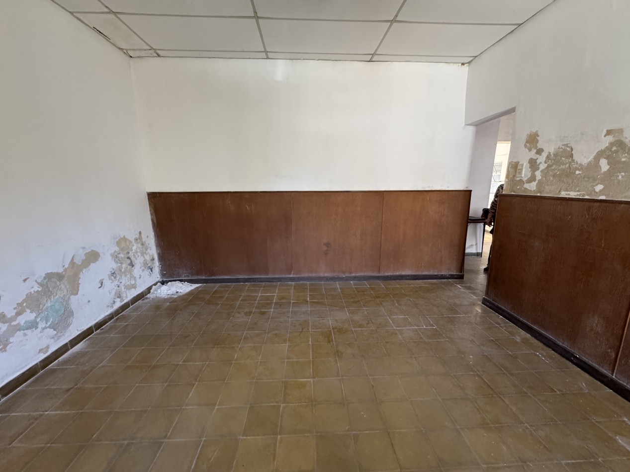 Casa centrica con dos viviendas y cochera - A MODERNIZAR