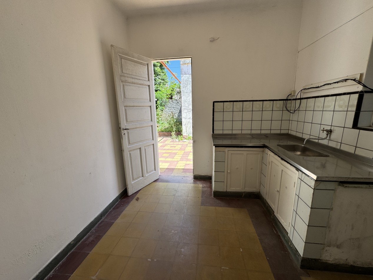 Casa centrica con dos viviendas y cochera - A MODERNIZAR