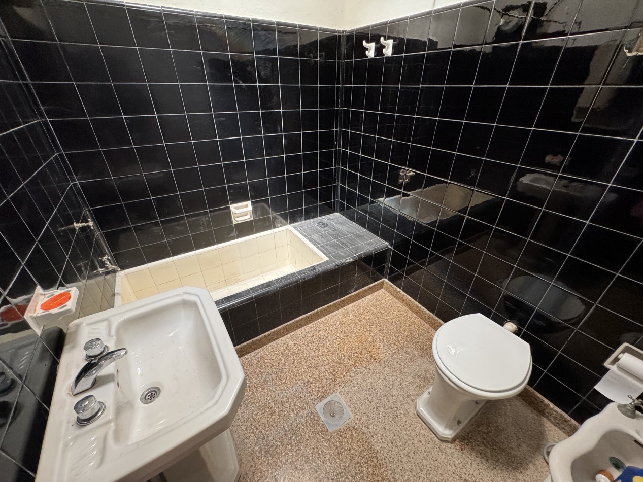 Casa centrica con dos viviendas y cochera - A MODERNIZAR