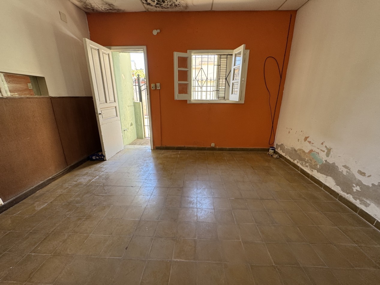 Casa centrica con dos viviendas y cochera - A MODERNIZAR