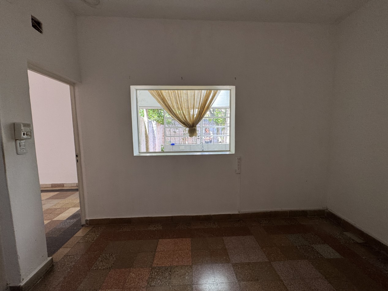 Casa centrica con dos viviendas y cochera - A MODERNIZAR