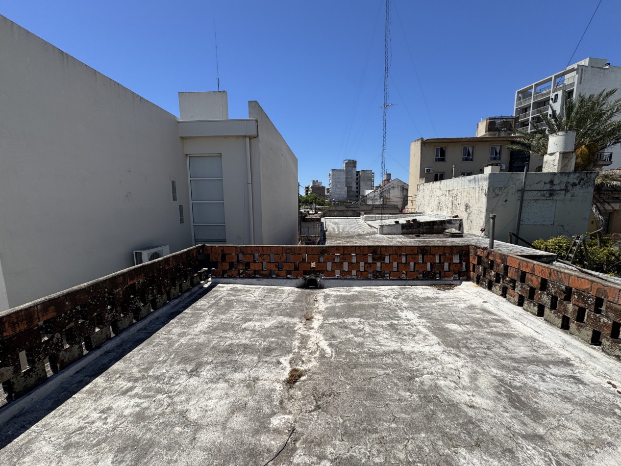 Casa centrica con dos viviendas y cochera - A MODERNIZAR