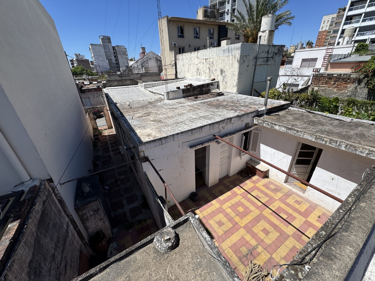 Casa centrica con dos viviendas y cochera - A MODERNIZAR