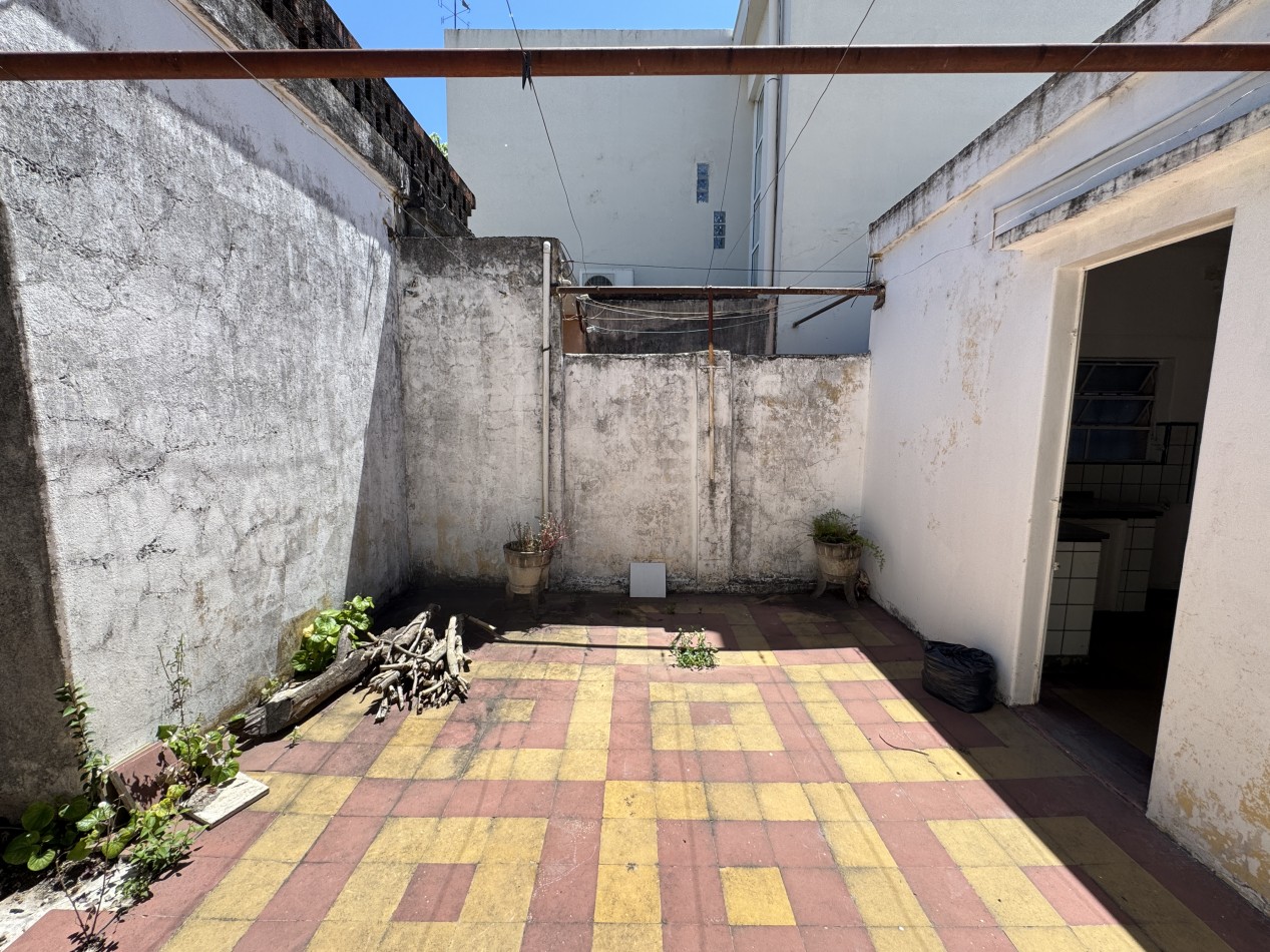 Casa centrica con dos viviendas y cochera - A MODERNIZAR