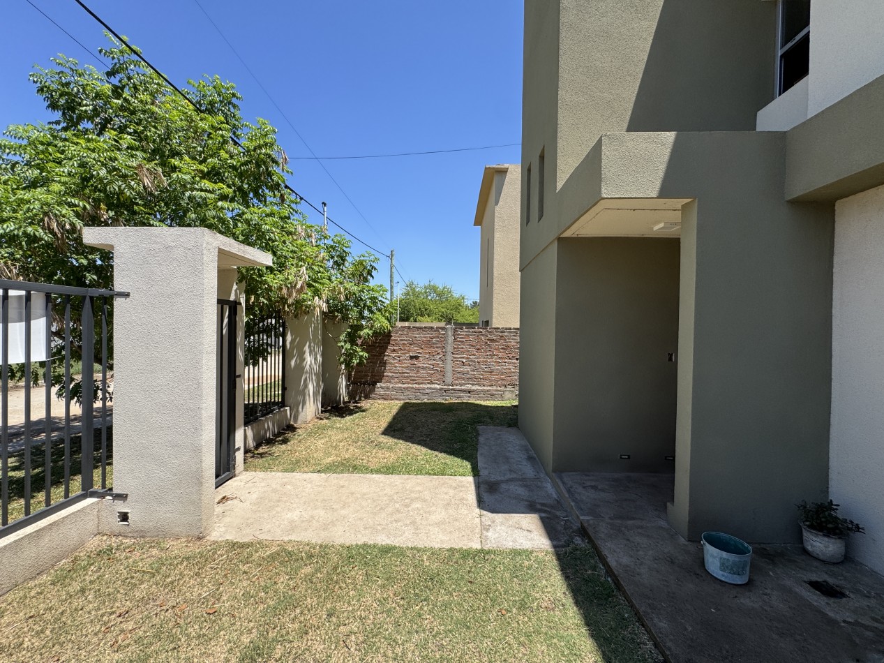 Casa de 2 dormitorios apta credito con gran patio y cochera - Barrio Lomas del Golf en Parana