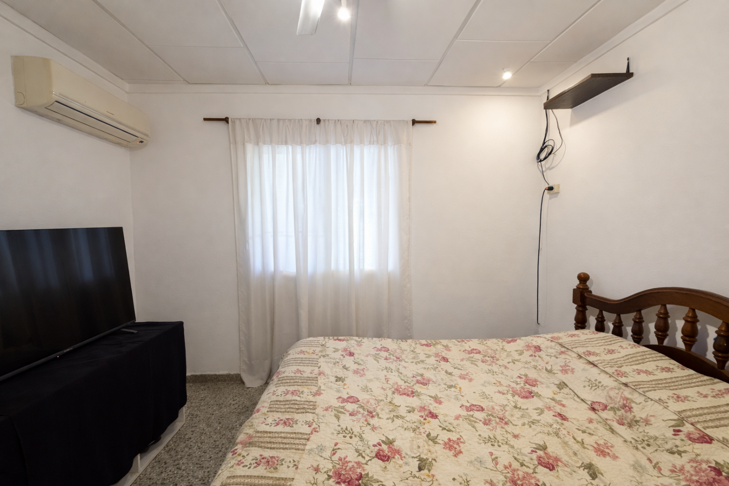 Casa de 2 dormitorios con patio y cochera - Zona Gdor. Crespo y Alte. Brown en Parana