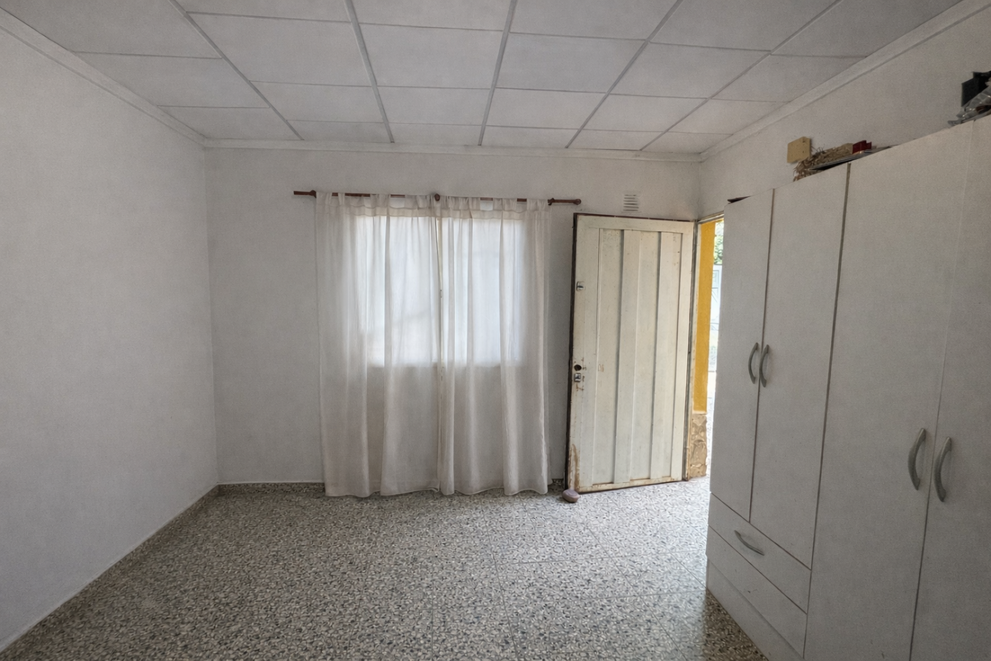 Casa de 2 dormitorios con patio y cochera - Zona Gdor. Crespo y Alte. Brown en Parana