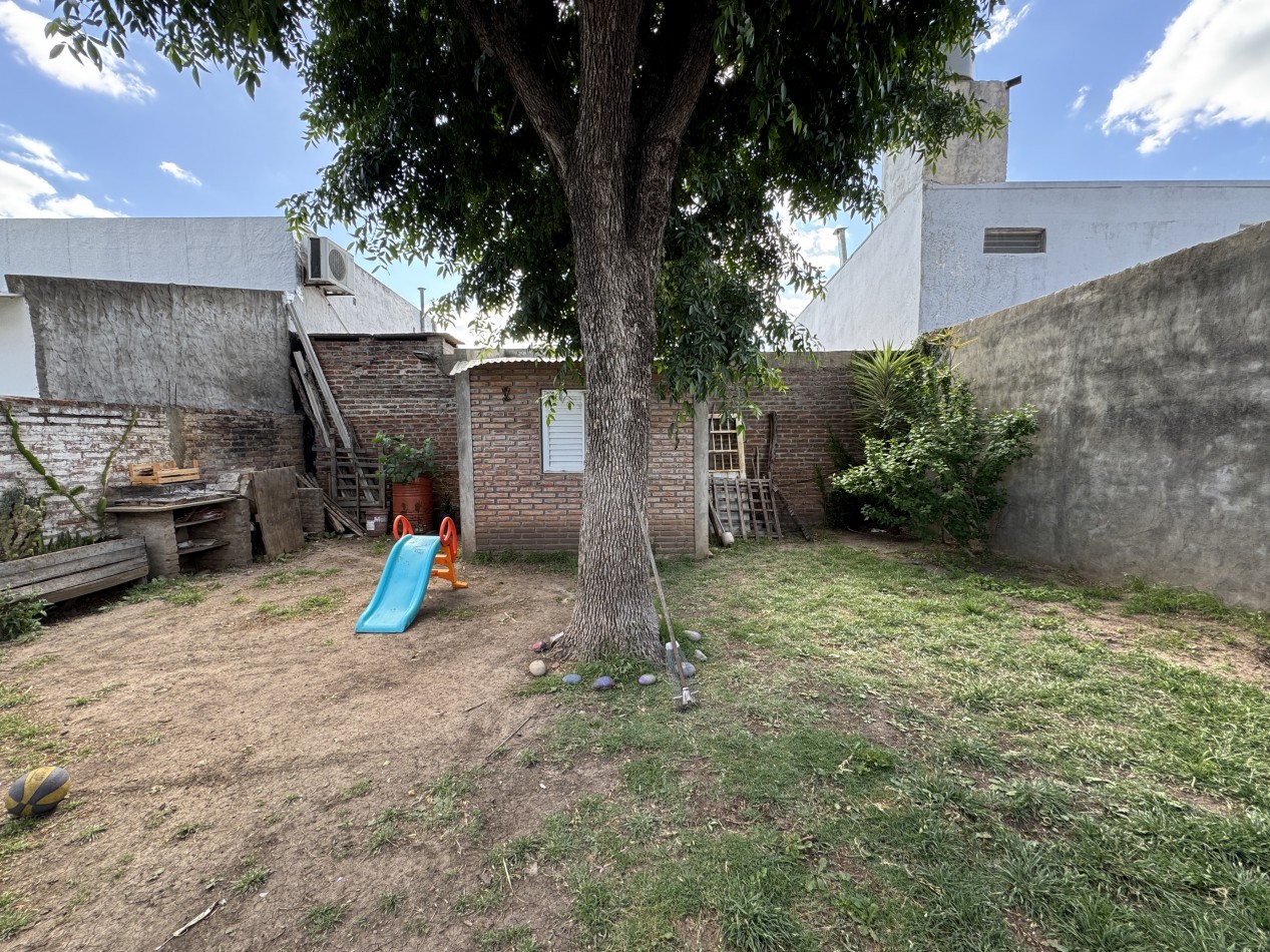 Casa de 2 dormitorios con patio y cochera - Zona Gdor. Crespo y Alte. Brown en Parana