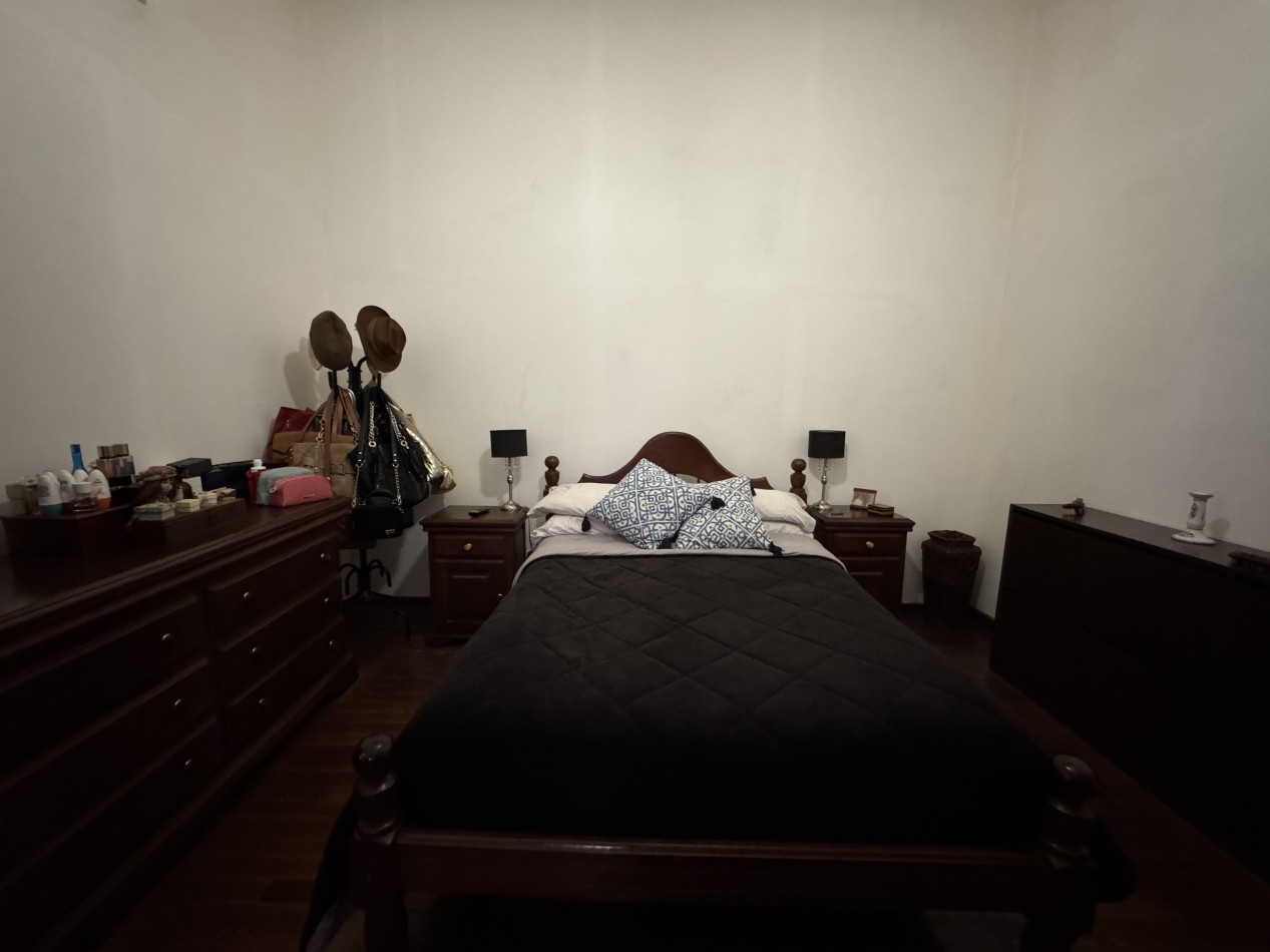 Casa centrica de 3 dormitorios con patio, pileta y quincho - Gran terreno en Parana