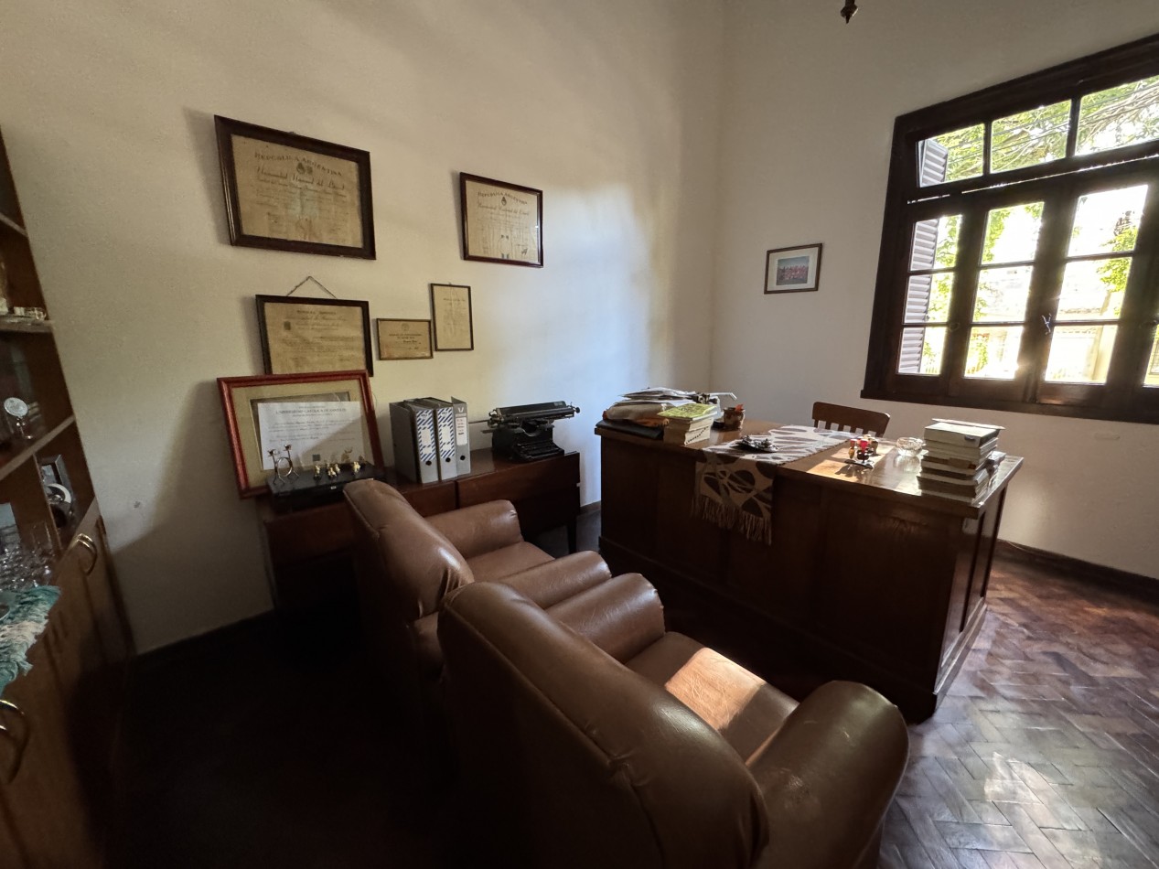 Casa centrica de 3 dormitorios con patio, pileta y quincho - Gran terreno en Parana