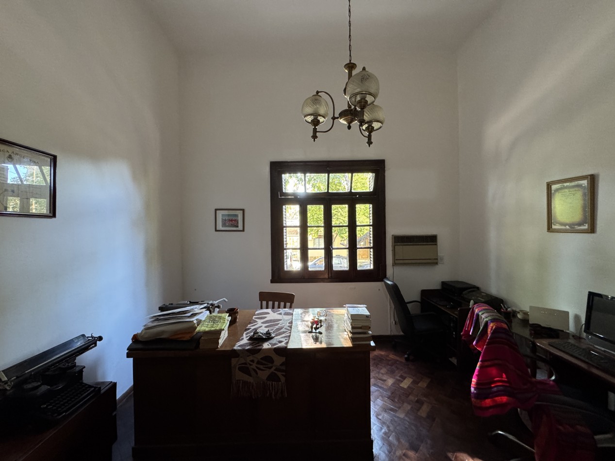 Casa centrica de 3 dormitorios con patio, pileta y quincho - Gran terreno en Parana