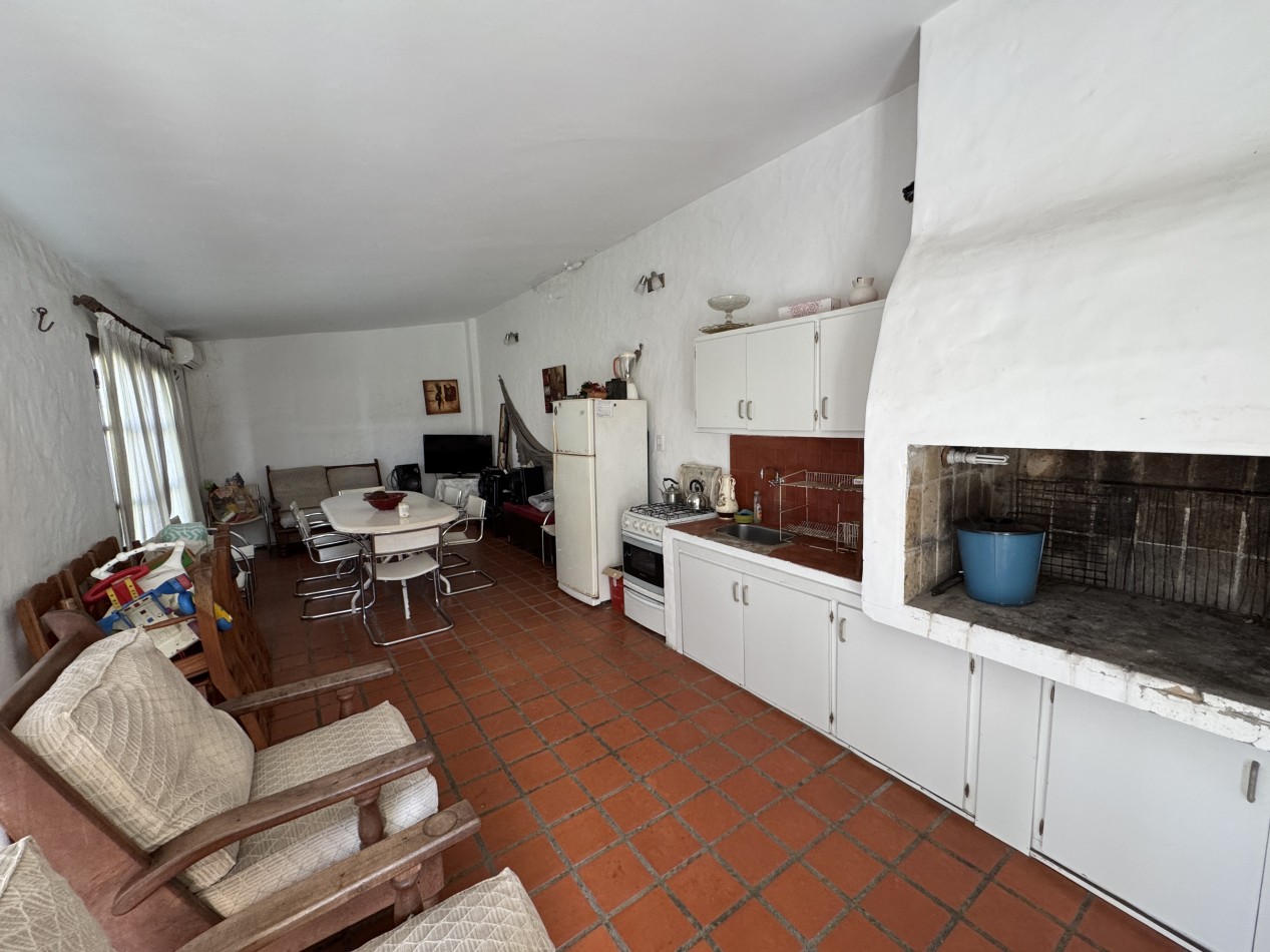 Casa centrica de 3 dormitorios con patio, pileta y quincho - Gran terreno en Parana