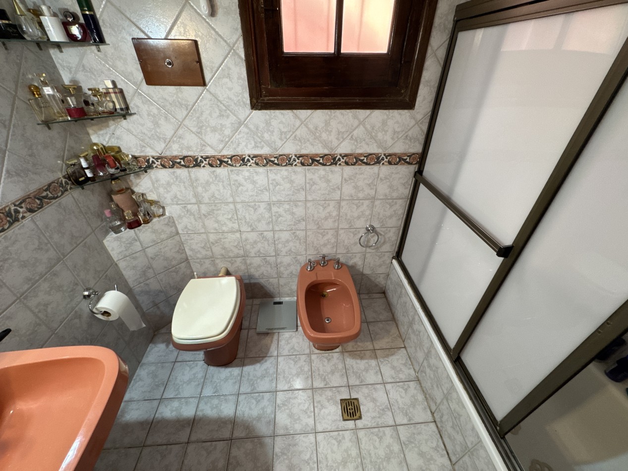 Casa centrica de 3 dormitorios con patio, pileta y quincho - Gran terreno en Parana