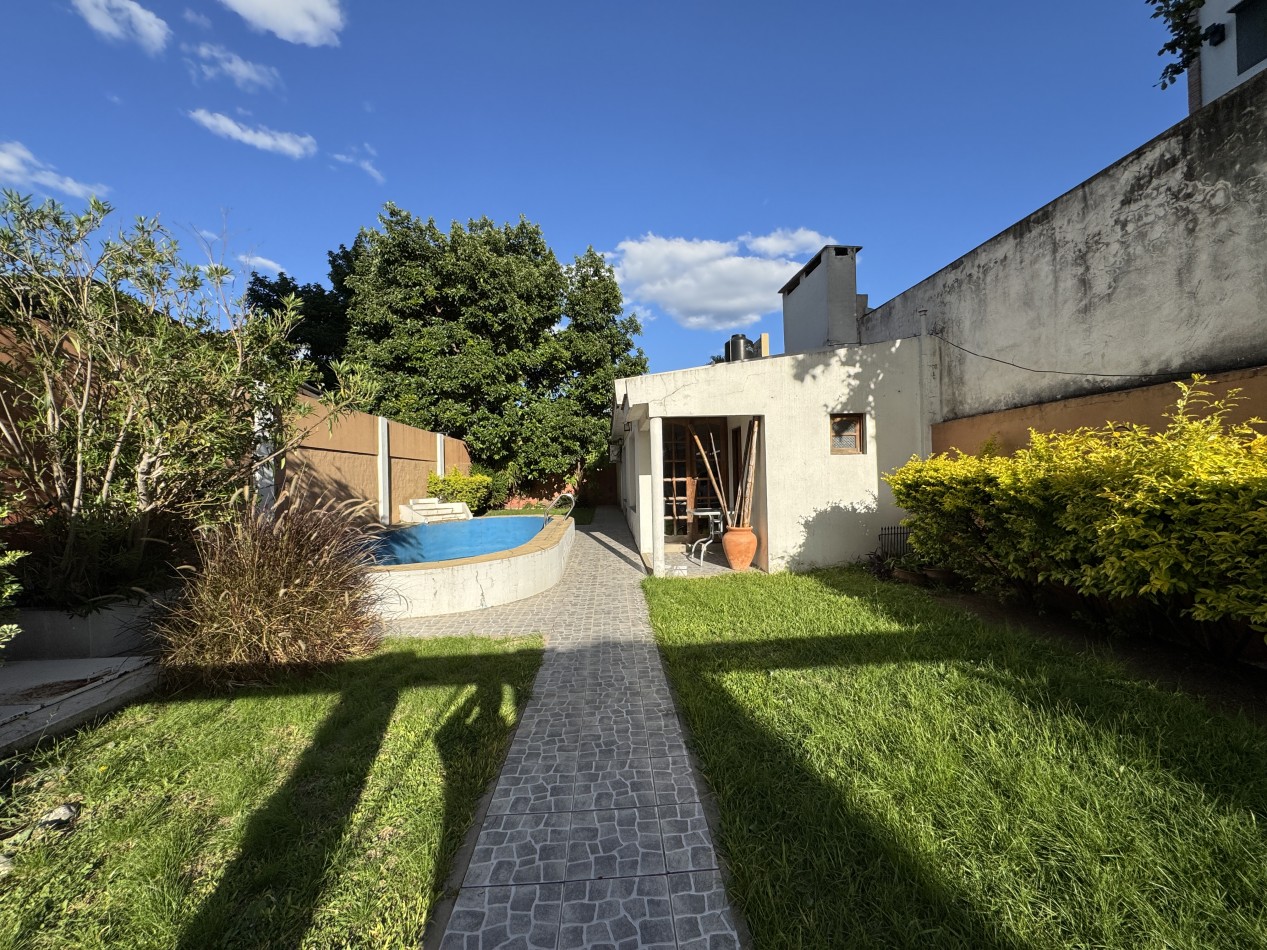 Casa centrica de 3 dormitorios con patio, pileta y quincho - Gran terreno en Parana