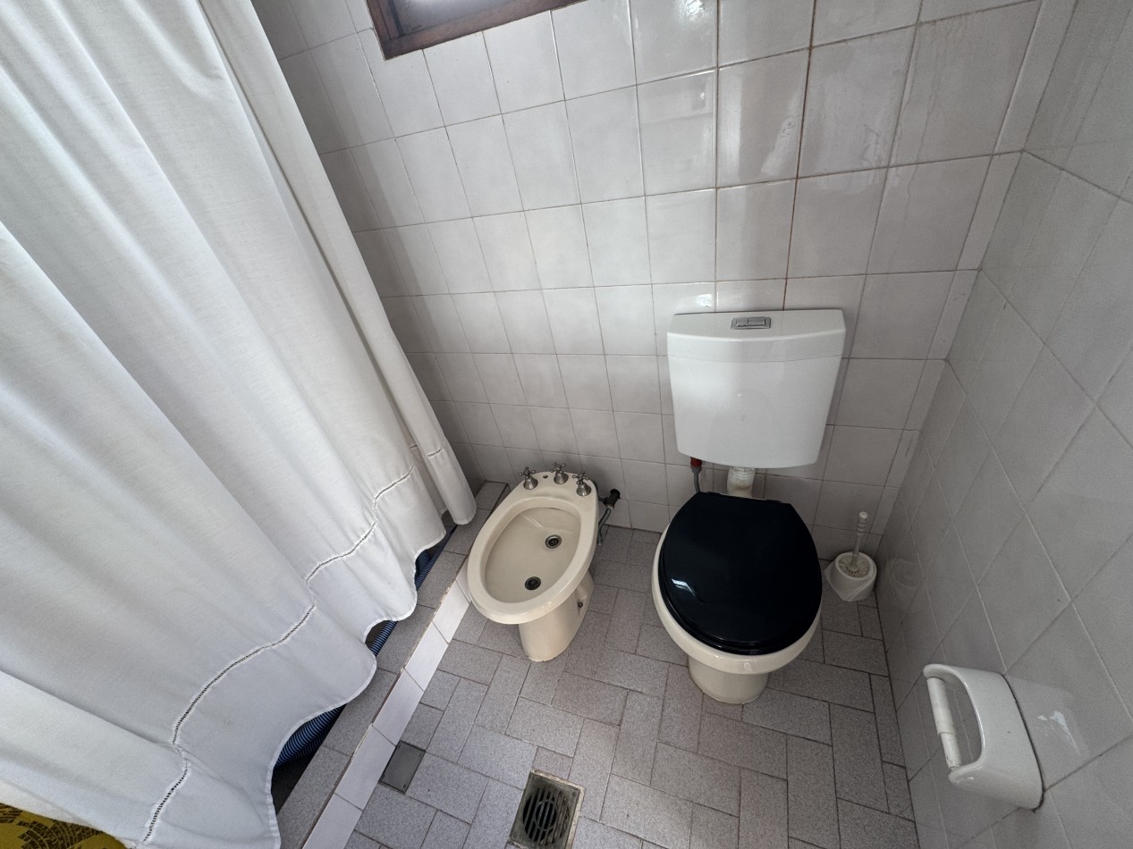 Casa centrica de 3 dormitorios con patio, pileta y quincho - Gran terreno en Parana